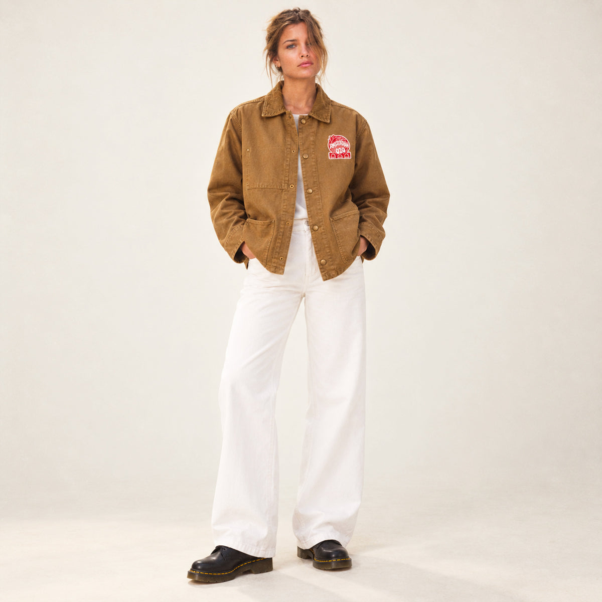 Veste en toile de coton Amsterdam marron portée par une femme.