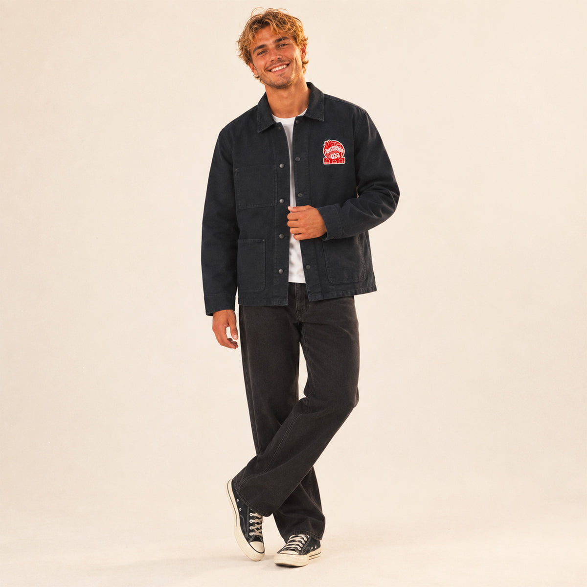 Veste en toile de coton Amsterdam noire portée par un homme.