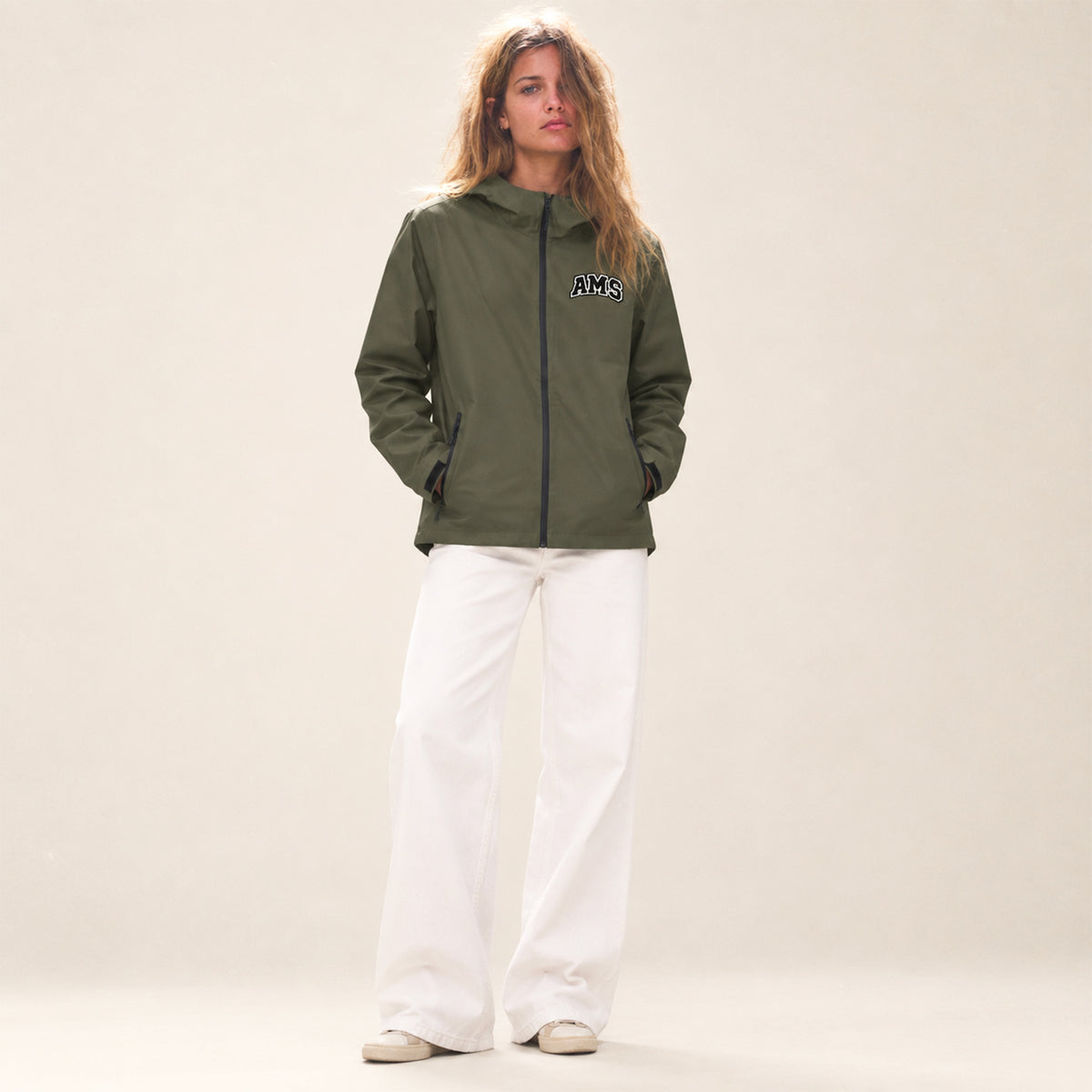 Veste imperméable 100% polyester recyclé. Patch AMS sur la poitrine. Cette veste est parfaite pour accompagner vos sorties sous la pluie ou alors pour les journées fraiches.