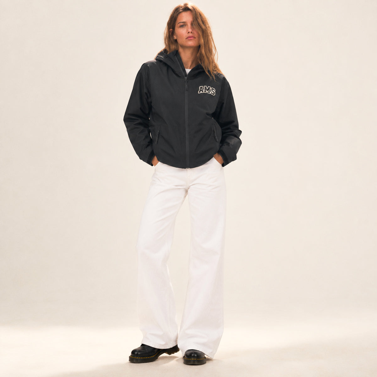 Veste imperméable noire 100% polyester recyclé. Patch AMS sur la poitrine. Cette veste est parfaite pour accompagner vos sorties sous la pluie ou alors pour les journées fraiches.