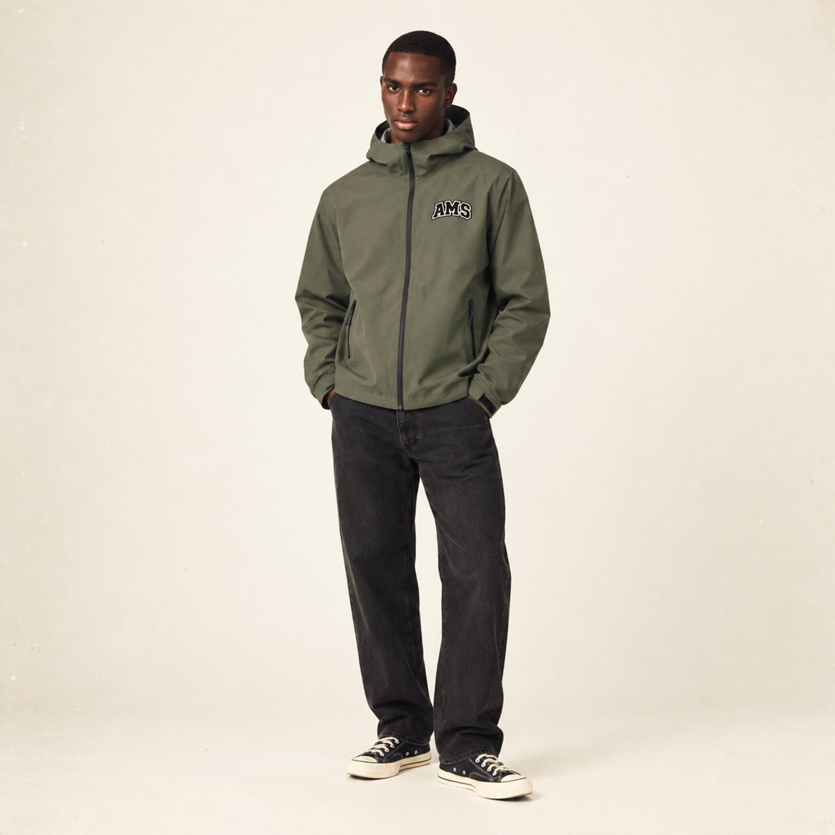 Veste imperméable kaki 100% polyester recyclé. Patch AMS sur la poitrine. Cette veste est parfaite pour accompagner vos sorties sous la pluie ou alors pour les journées fraiches.