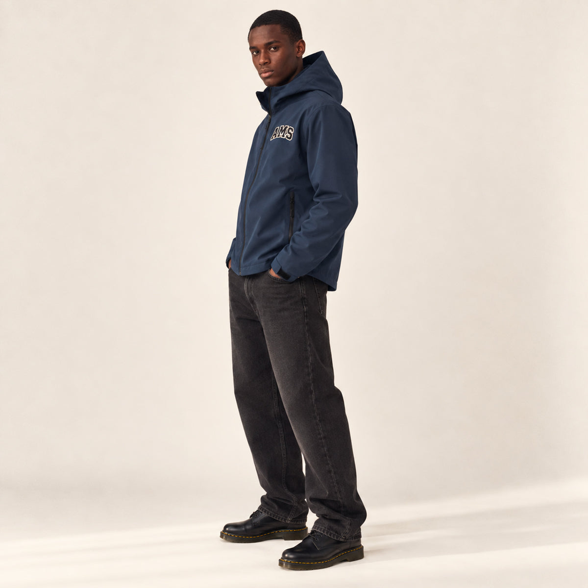 Veste imperméable bleu marine 100% polyester recyclé. Patch AMS sur la poitrine. Cette veste est parfaite pour accompagner vos sorties sous la pluie ou alors pour les journées fraiches.