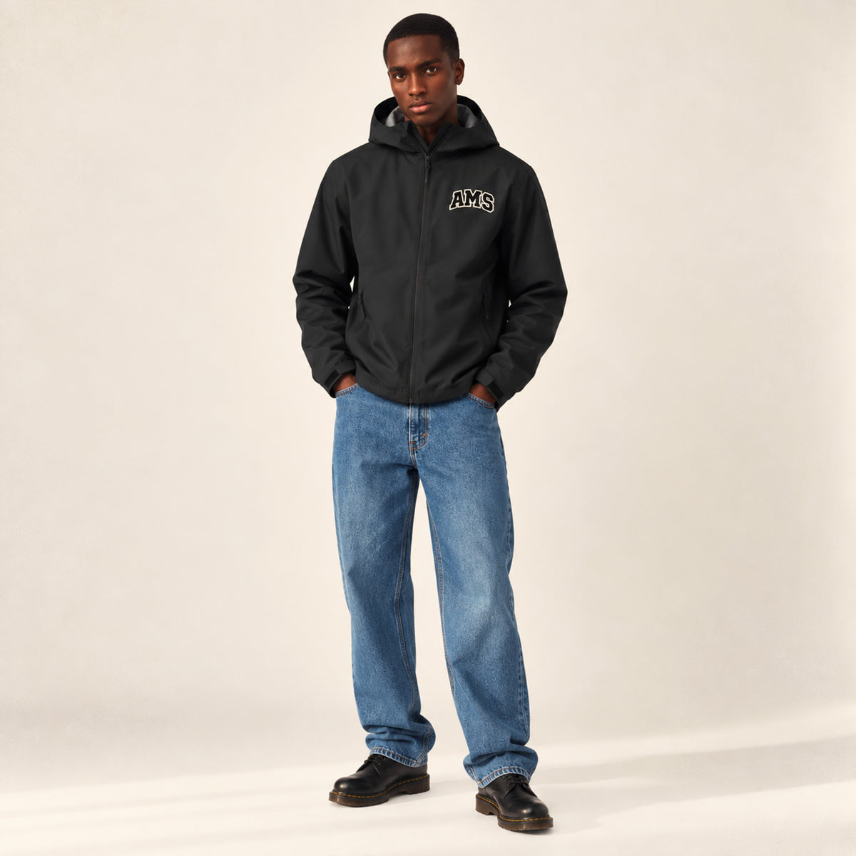 Veste imperméable noire 100% polyester recyclé. Patch AMS sur la poitrine. Cette veste est parfaite pour accompagner vos sorties sous la pluie ou alors pour les journées fraiches.