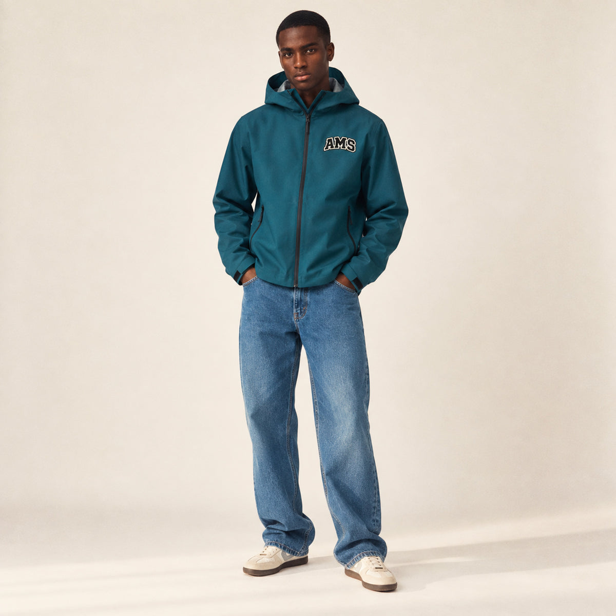 Veste imperméable stargazer 100% polyester recyclé. Patch AMS sur la poitrine. Cette veste est parfaite pour accompagner vos sorties sous la pluie ou alors pour les journées fraiches.