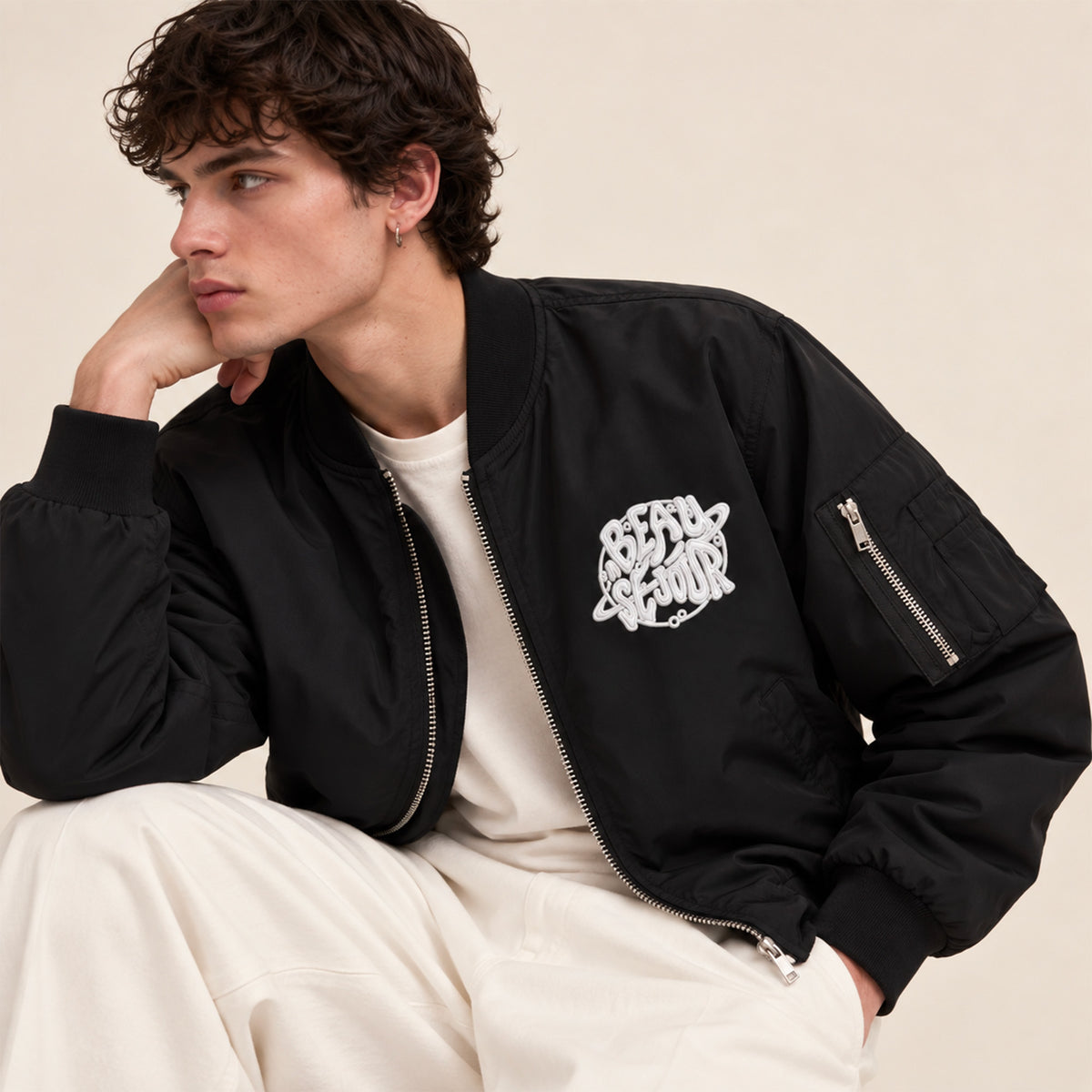 Bomber noir homme. Coton et polyester recyclé. Vue de face.