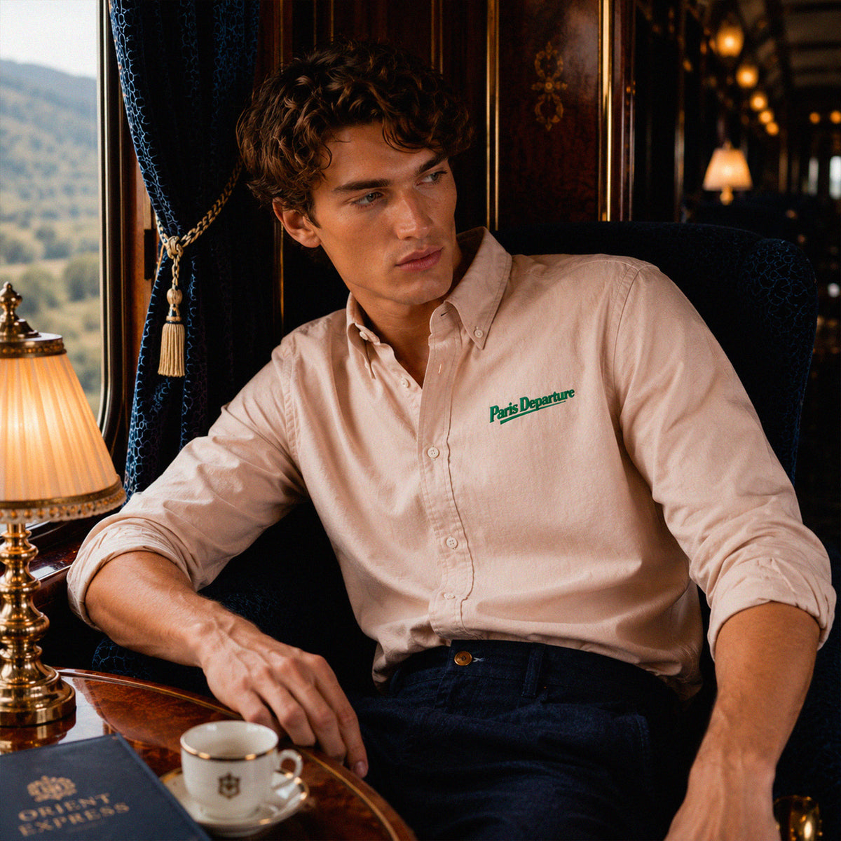 Chemise Oxford Paris Departure Beauséjour Orient Express, coloris crème, 100% coton biologique Oxford, broderie Paris Departure verte côté cœur inspirée des uniformes de voyage anciens, détail de la broderie.