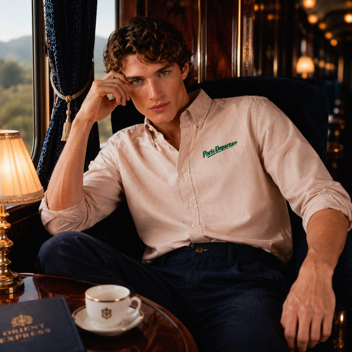 Chemise Oxford Paris Departure Beauséjour Orient Express, coloris crème, 100% coton biologique Oxford, broderie Paris Departure verte côté cœur inspirée des uniformes de voyage anciens, vue de dos.