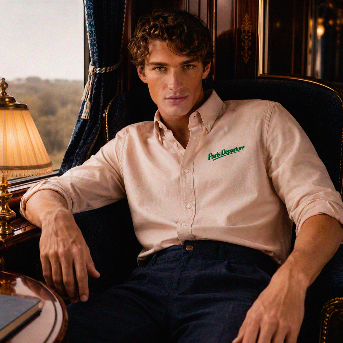 Chemise Oxford Paris Departure Beauséjour Orient Express, coloris crème, 100% coton biologique Oxford, broderie Paris Departure verte côté cœur inspirée des uniformes de voyage anciens, vue de face.
