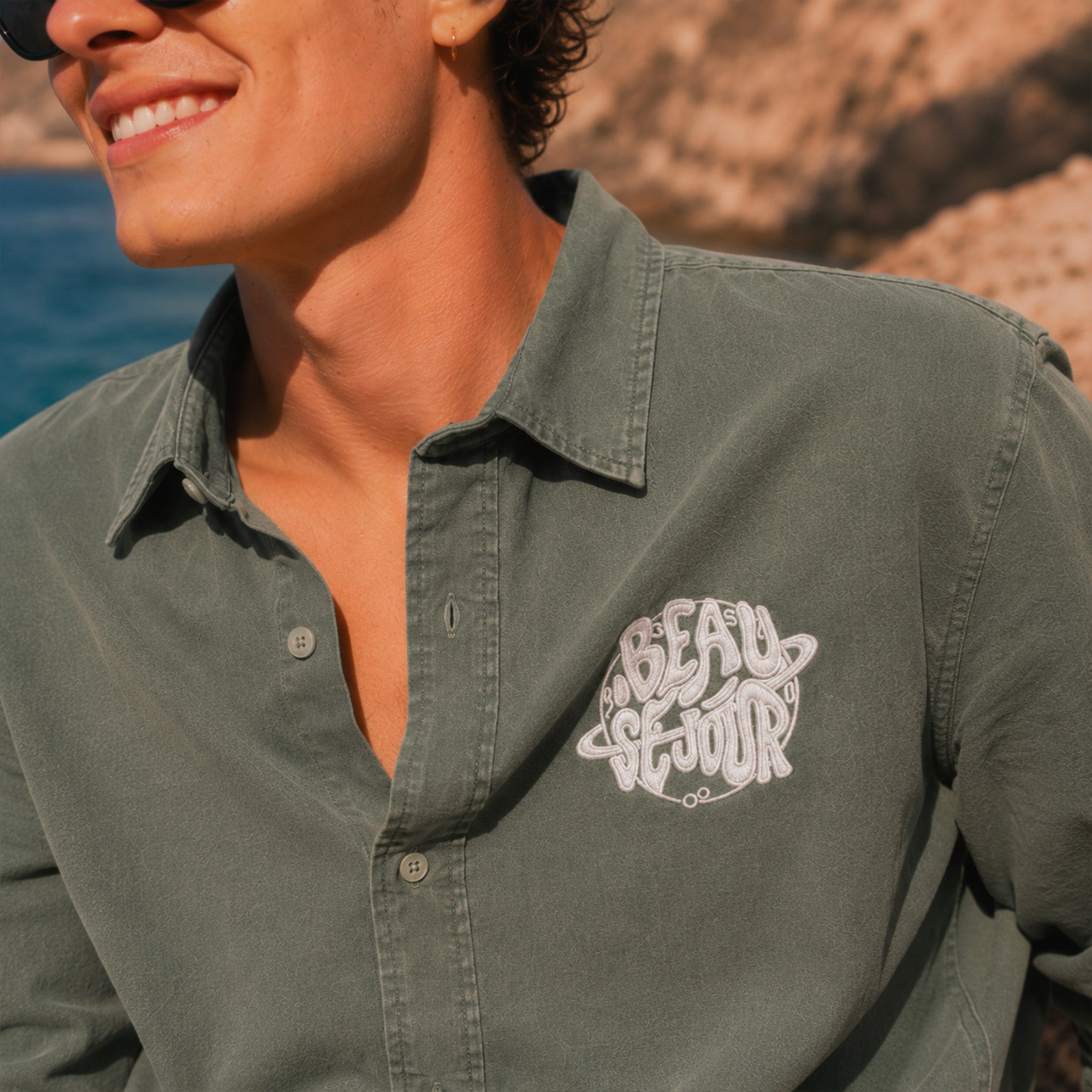 Chemise verte Beauséjour portée par un homme, look complet décontracté chic.