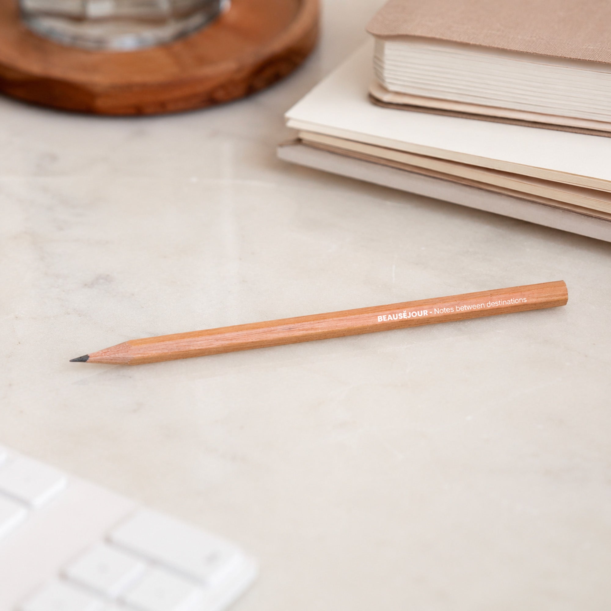 crayon papier beausejour sur bureau