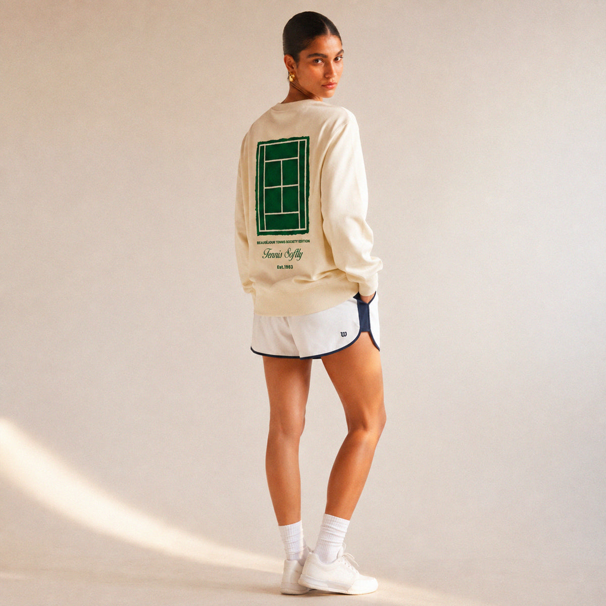 Sweatshirt Tennis Femme Beauséjour vert, porté par une femme.