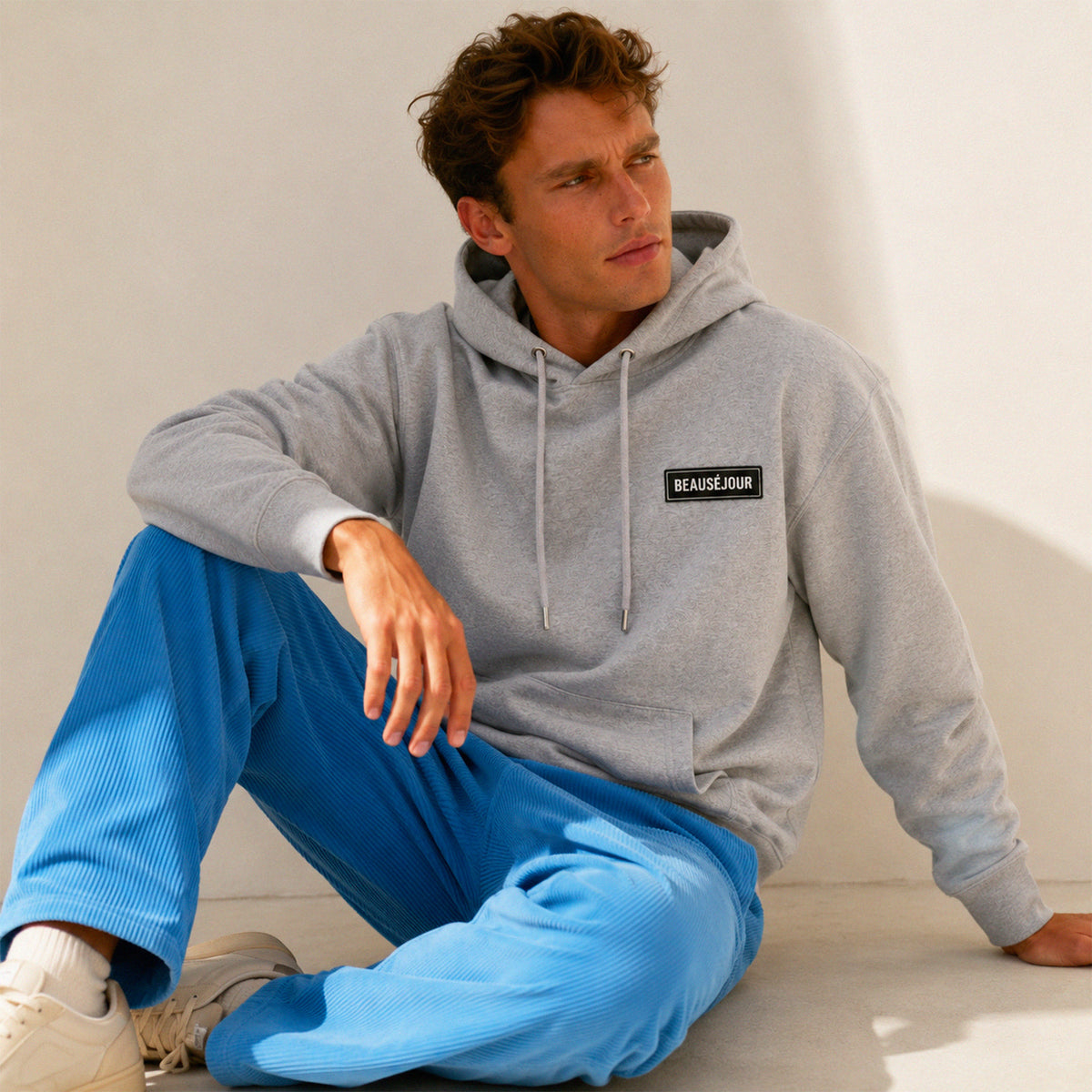 Hoodie basique Beauséjour® coloris gris, coton épais 350g, capuche et poches kangourou, vue de dos.