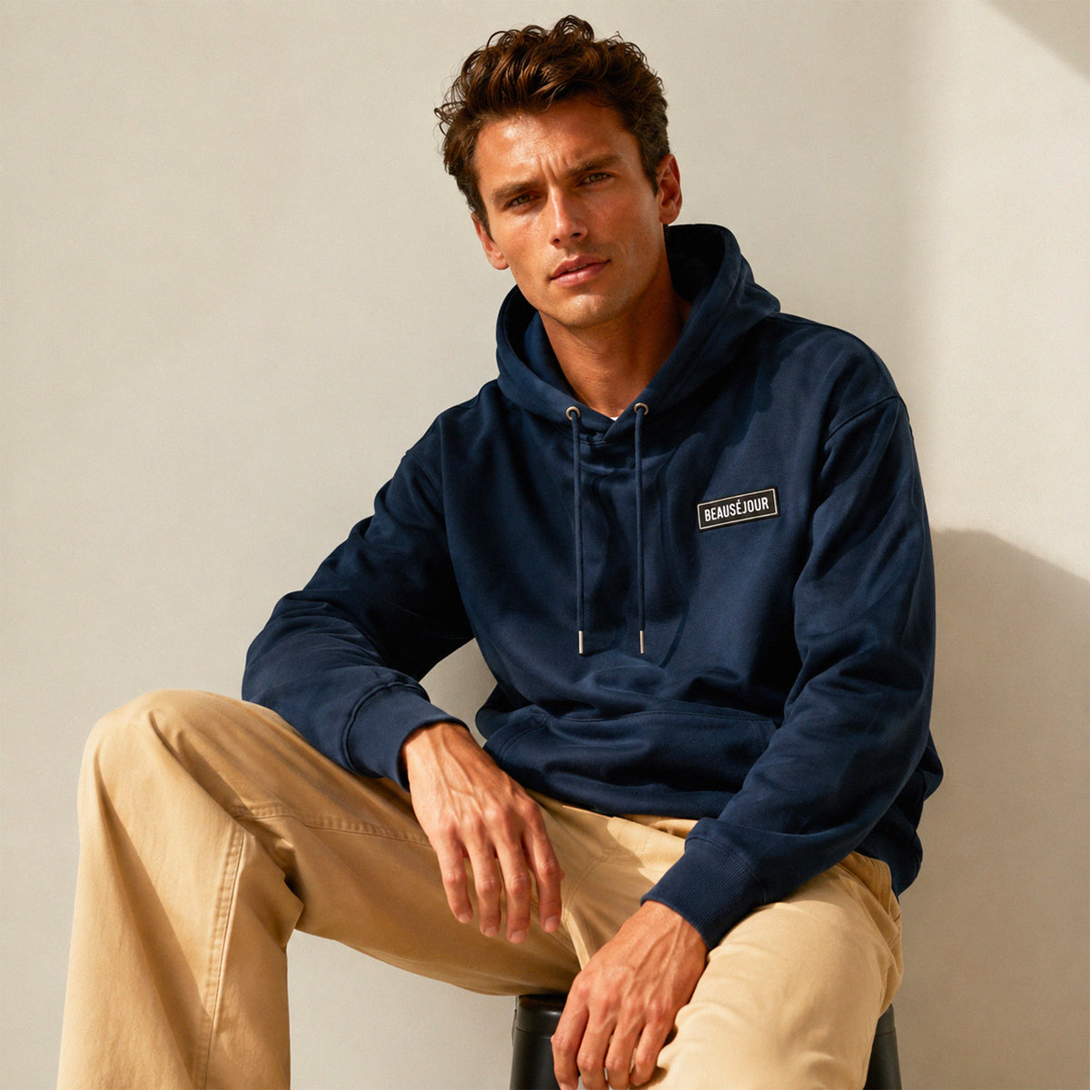 Hoodie basique Beauséjour® coloris marine, coton épais 350g, capuche et poches kangourou, vue de dos.