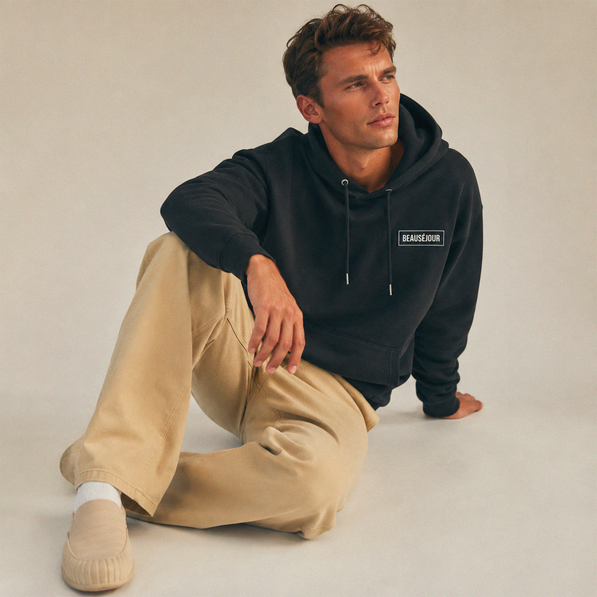 Hoodie basique Beauséjour® coloris noir, coton épais 350g, capuche et poches kangourou, vue de dos.