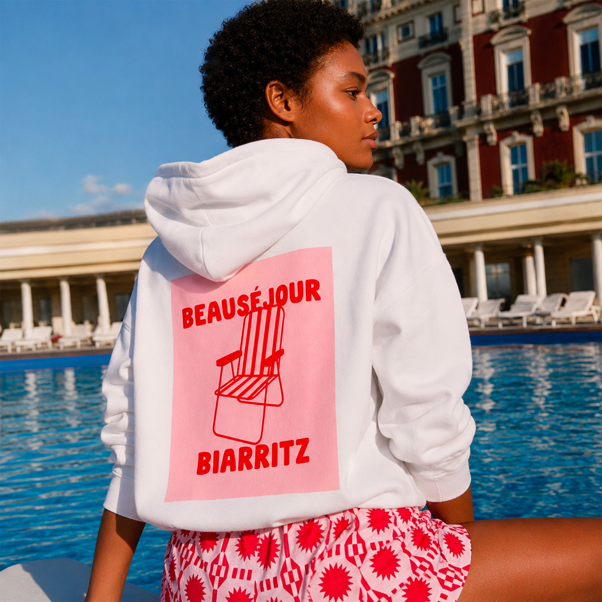 hoodie blanc beausejour biarritz homme au bord dune piscine