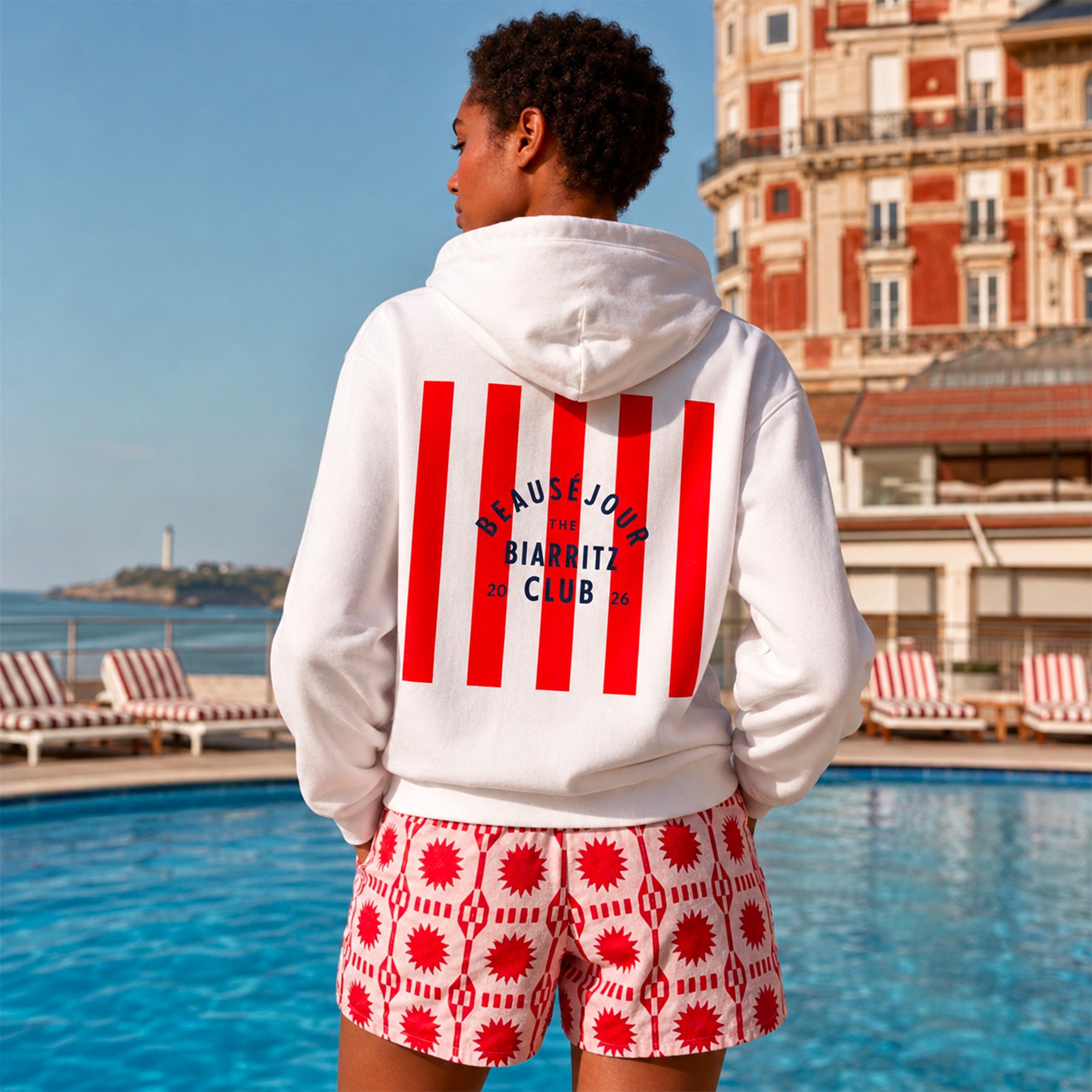 hoodie blanc graphique rouge et bleu biarritz club