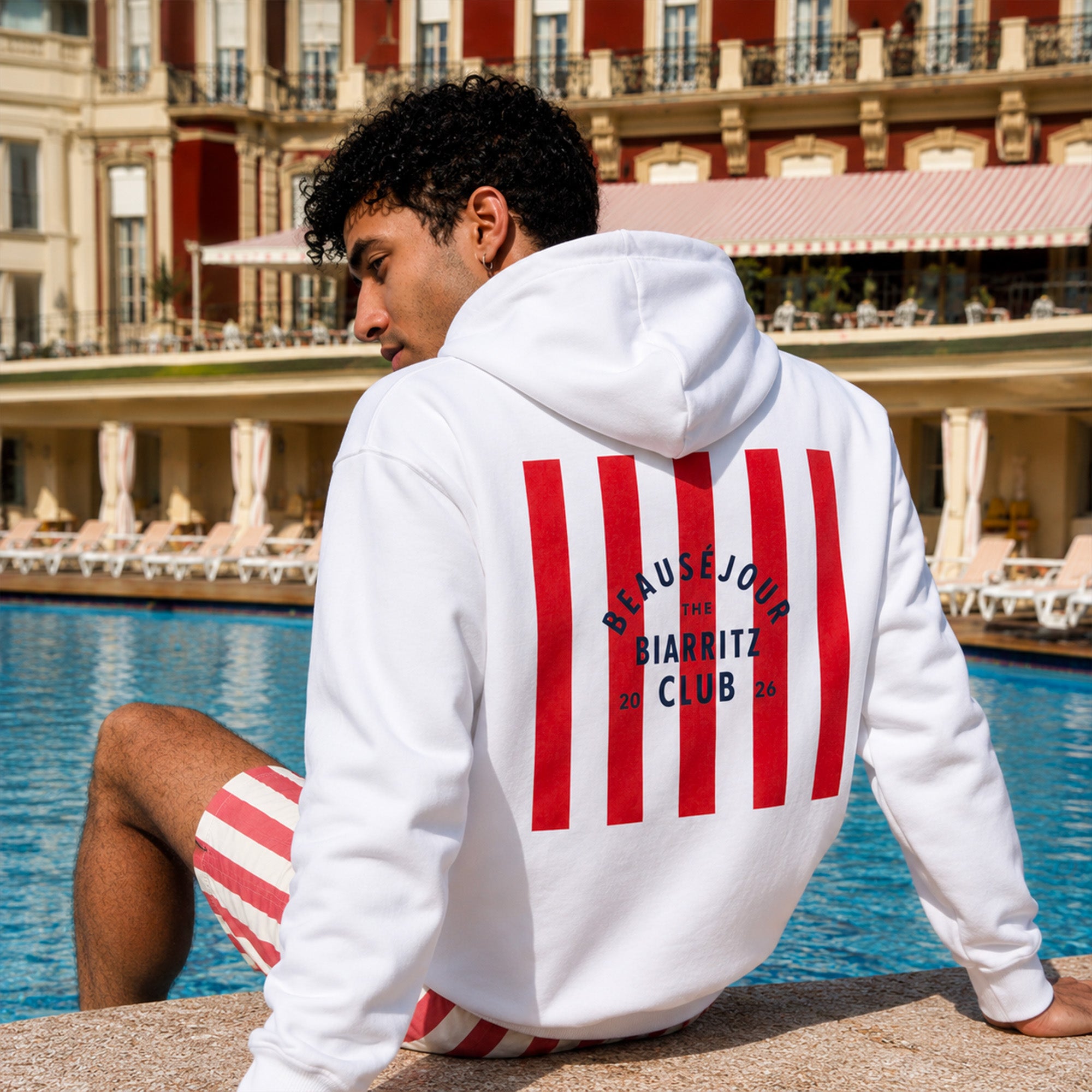 homme portant un hoodie blanc biarritz club