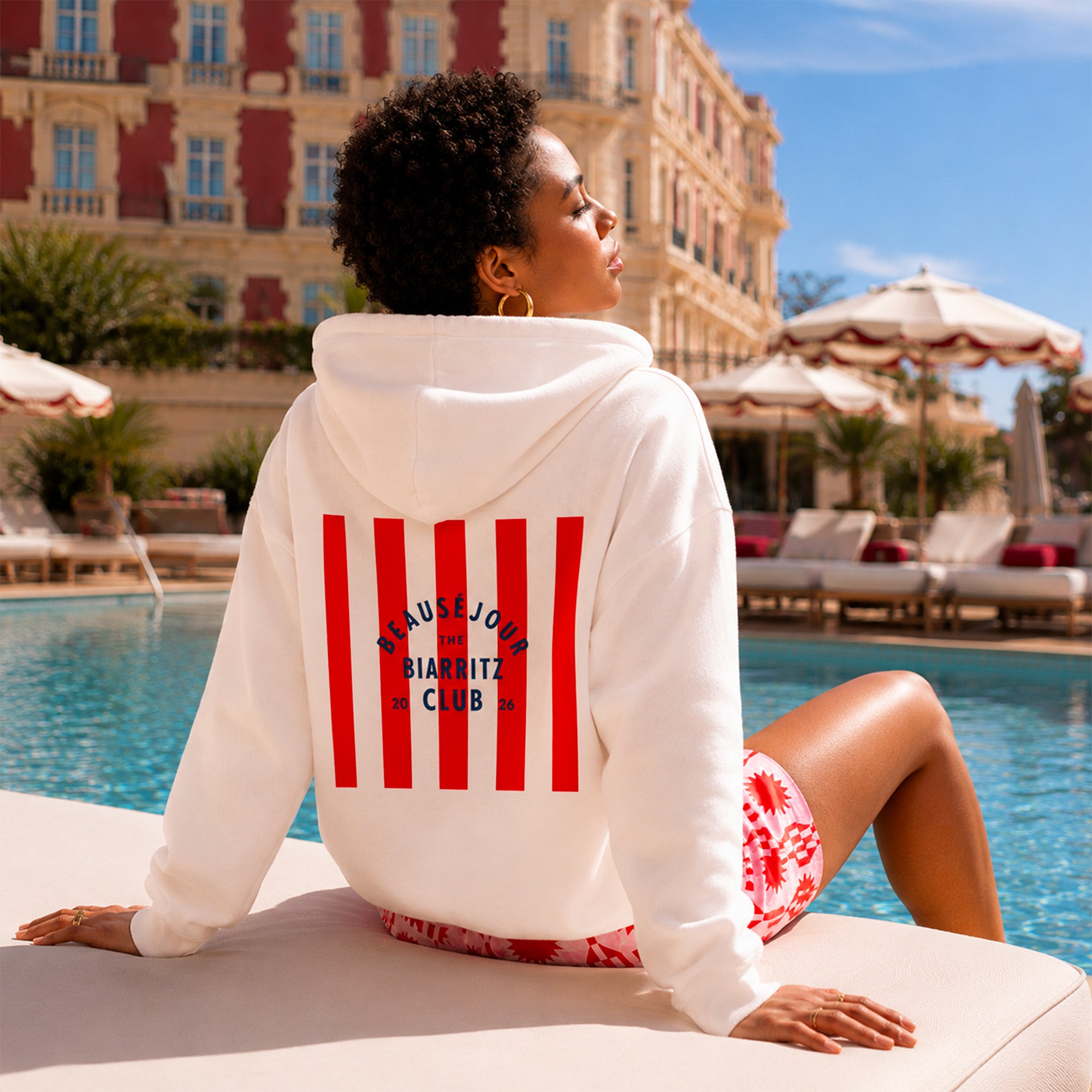 hoodie blanc biarritz club femme au bord dune piscine