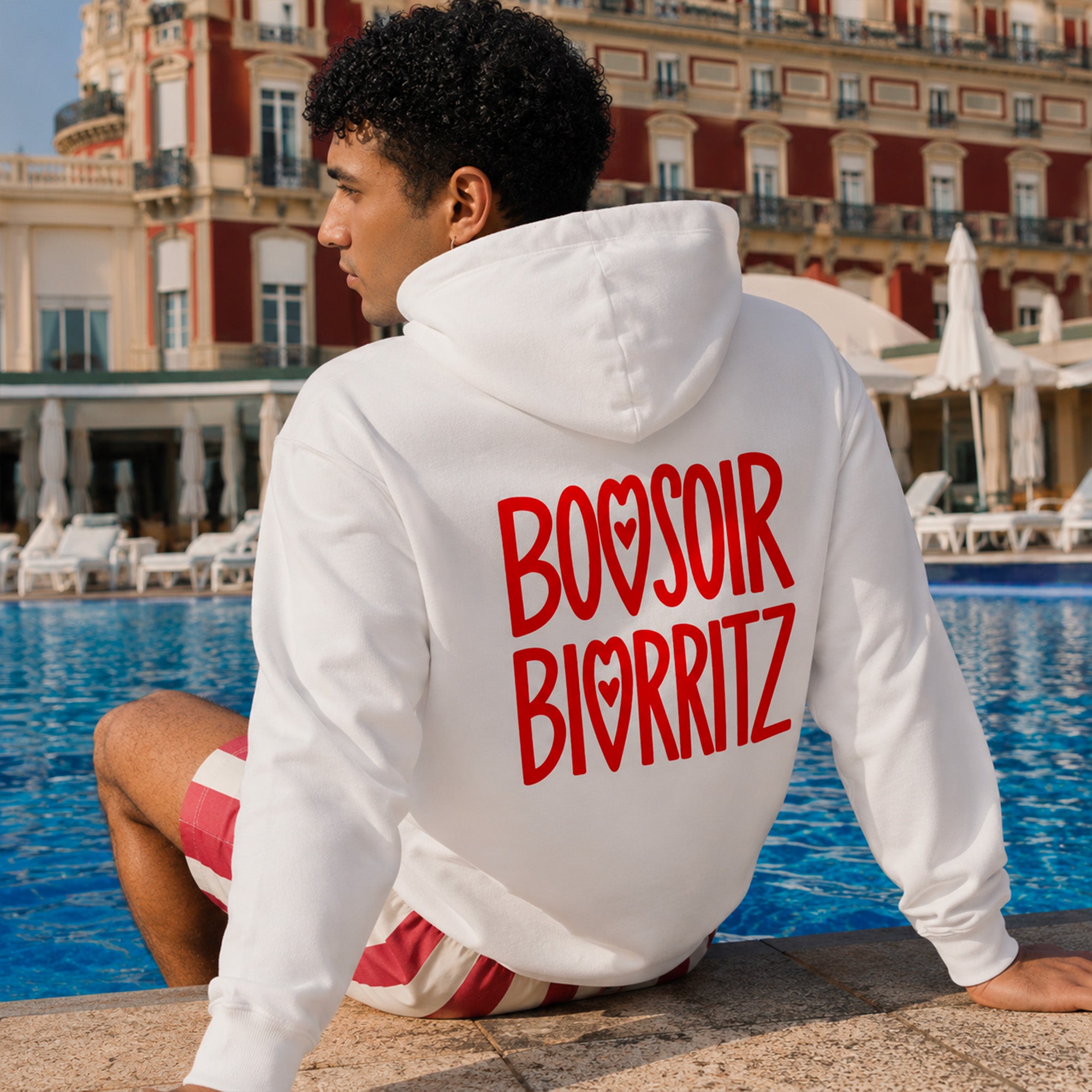 hoodie blanc bonsoir biarritz homme au bord dune piscine