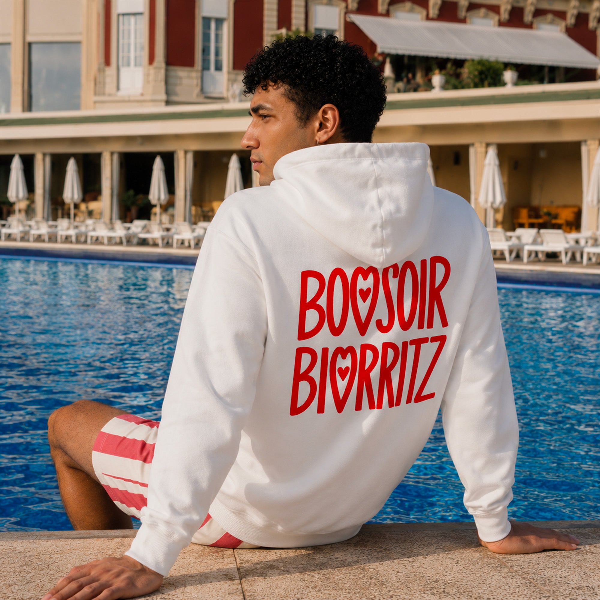 homme portant un hoodie blanc bonsoir biarritz