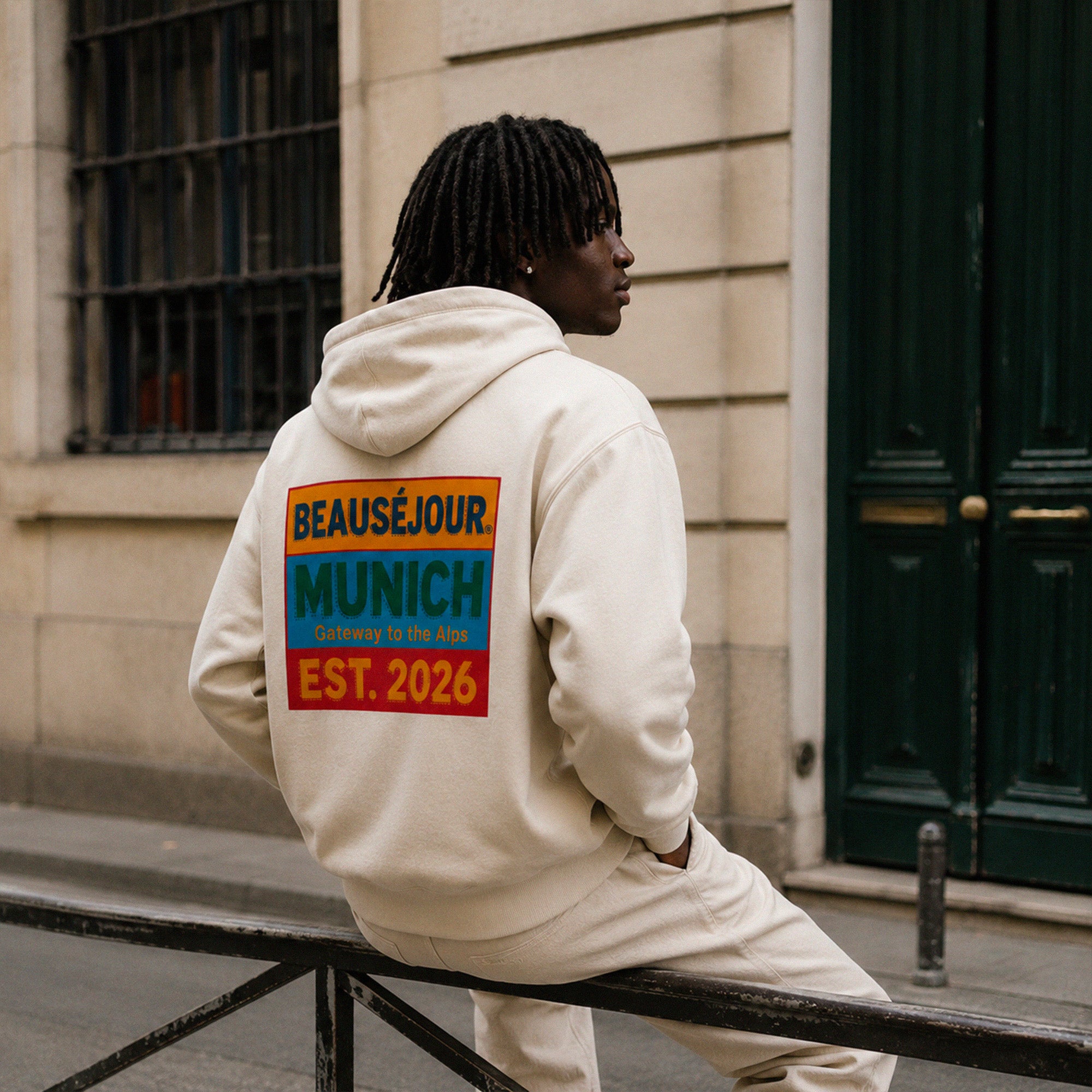Hoodie Gateway to the Alps Beauséjour® coloris crème homme, détail de la capuche et de la poche kangourou.
