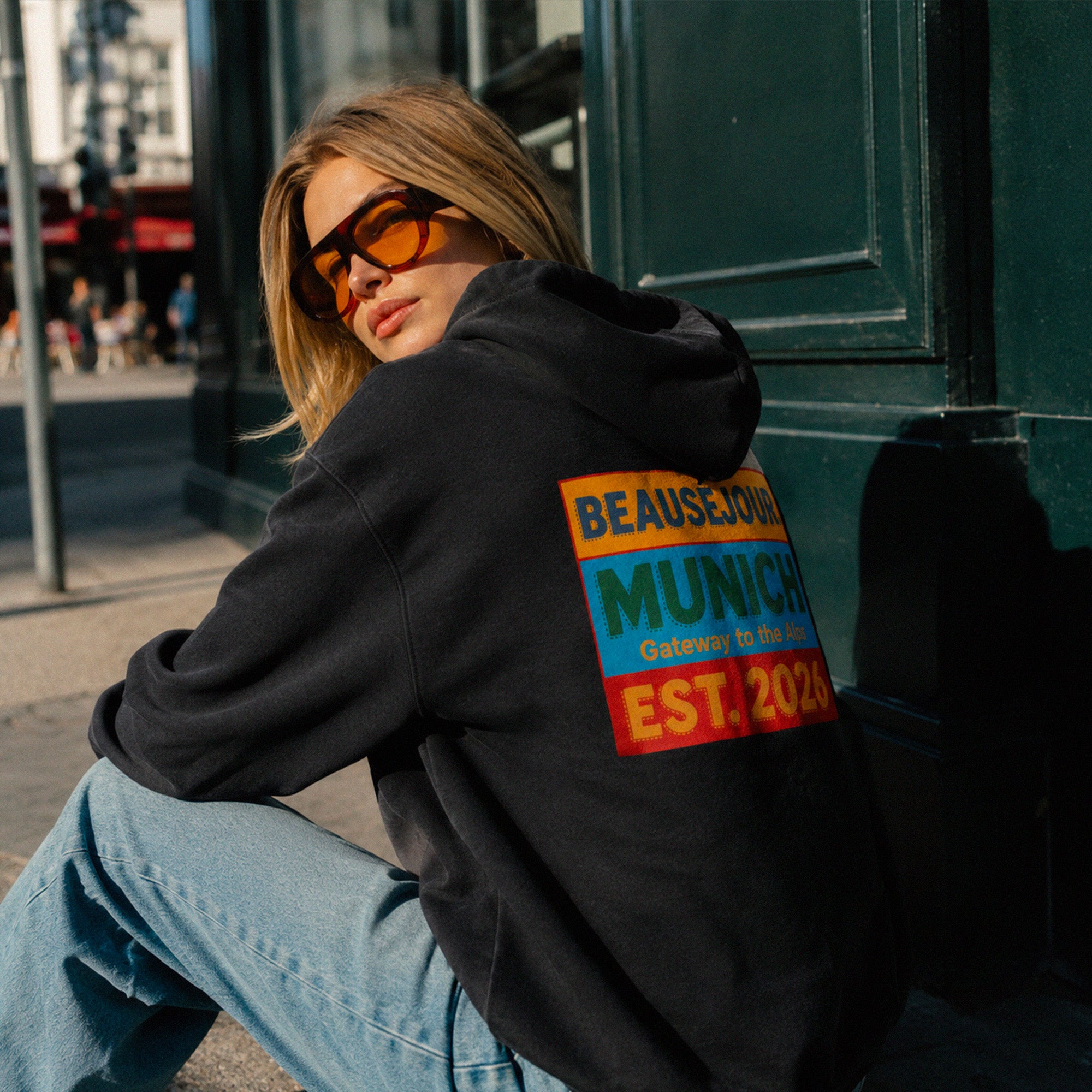 Hoodie Gateway to the Alps Beauséjour® coloris noir femme, molleton brossé 350g/m², capuche doublée à cordons, vue de face.