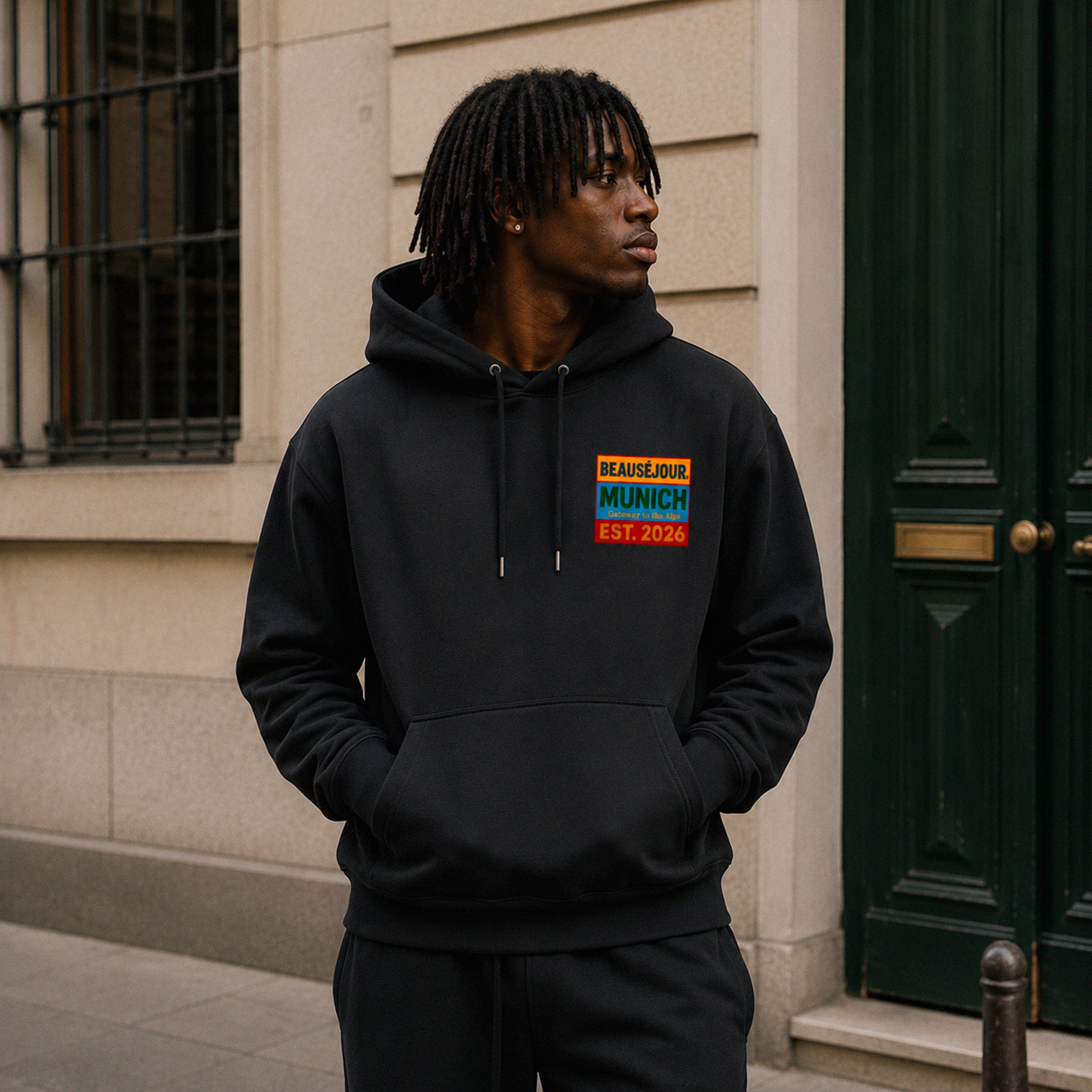 Hoodie Gateway to the Alps Beauséjour® coloris noir homme, détail de la capuche et de la poche kangourou.