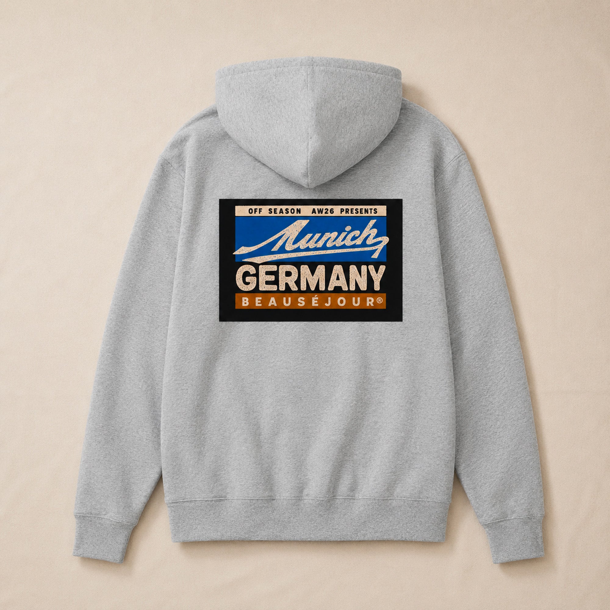 Hoodie Off Season Munich Beauséjour® coloris gris, impression graphique dans le dos, molleton brossé 350g/m², vue de dos.