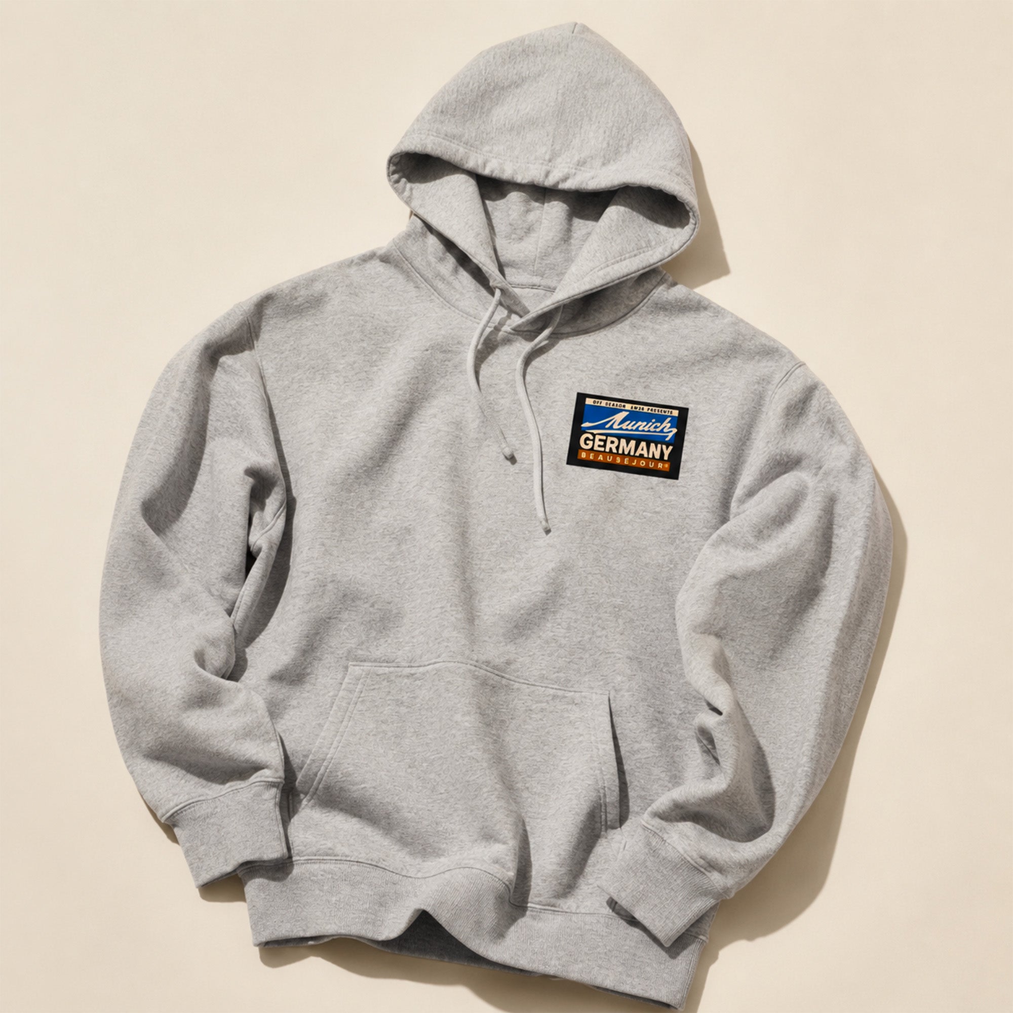 Hoodie Off Season Munich Beauséjour® coloris gris, molleton brossé premium 350g/m², capuche doublée à cordons et poche kangourou, vue de face.