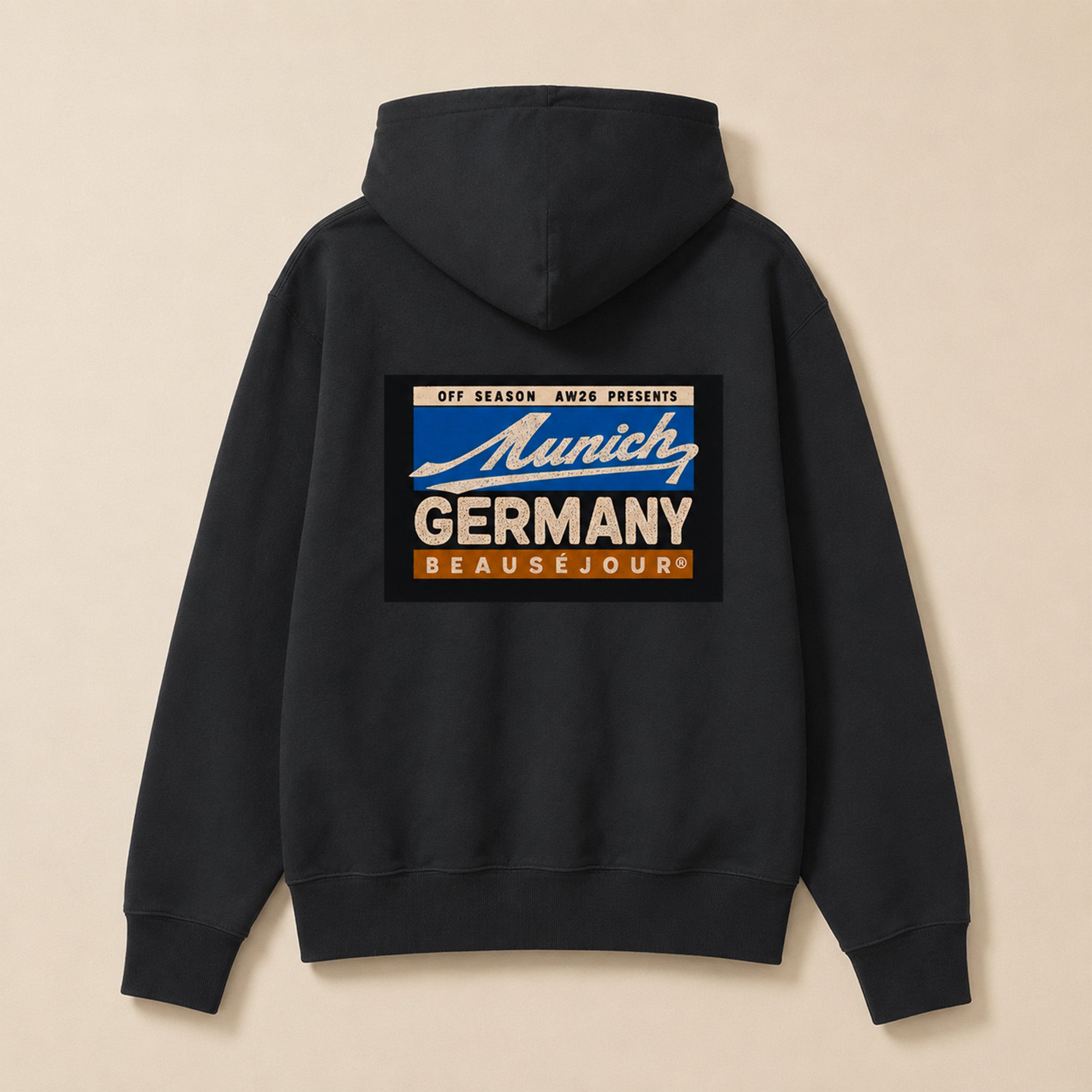 Hoodie Off Season Munich Beauséjour® coloris noir, impression graphique dans le dos, molleton brossé 350g/m², vue de dos.