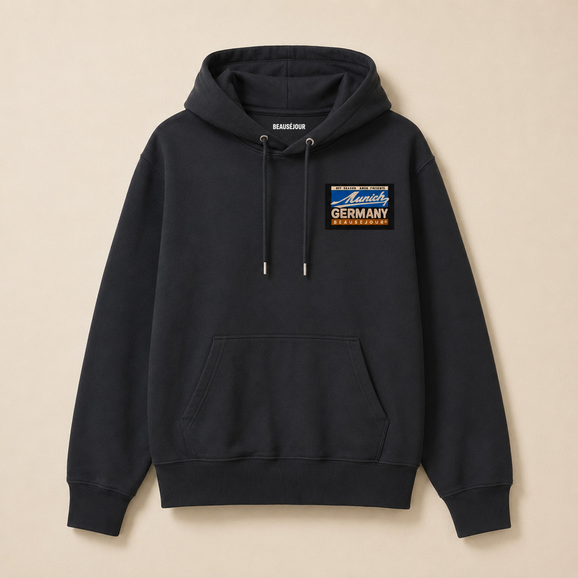 Hoodie Off Season Munich Beauséjour® coloris noir, molleton brossé premium 350g/m², capuche doublée à cordons et poche kangourou, vue de face.