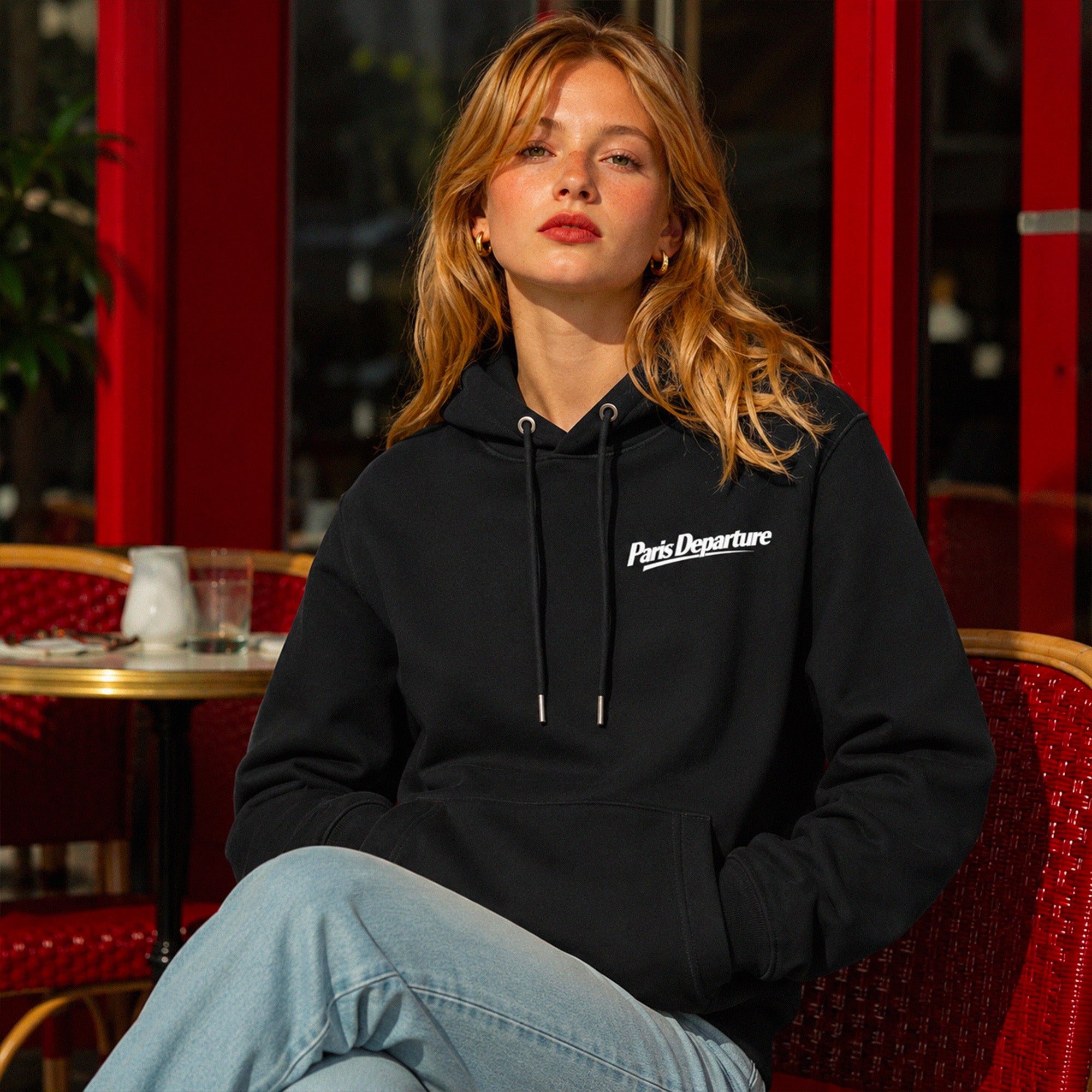 Hoodie Paris Departure Beauséjour Orient Express, coloris noir profond, 100% coton biologique molleton brossé, imprimé Paris Departure côté cœur et marquage dos inspiré des compagnies de voyage anciennes, vue de face.