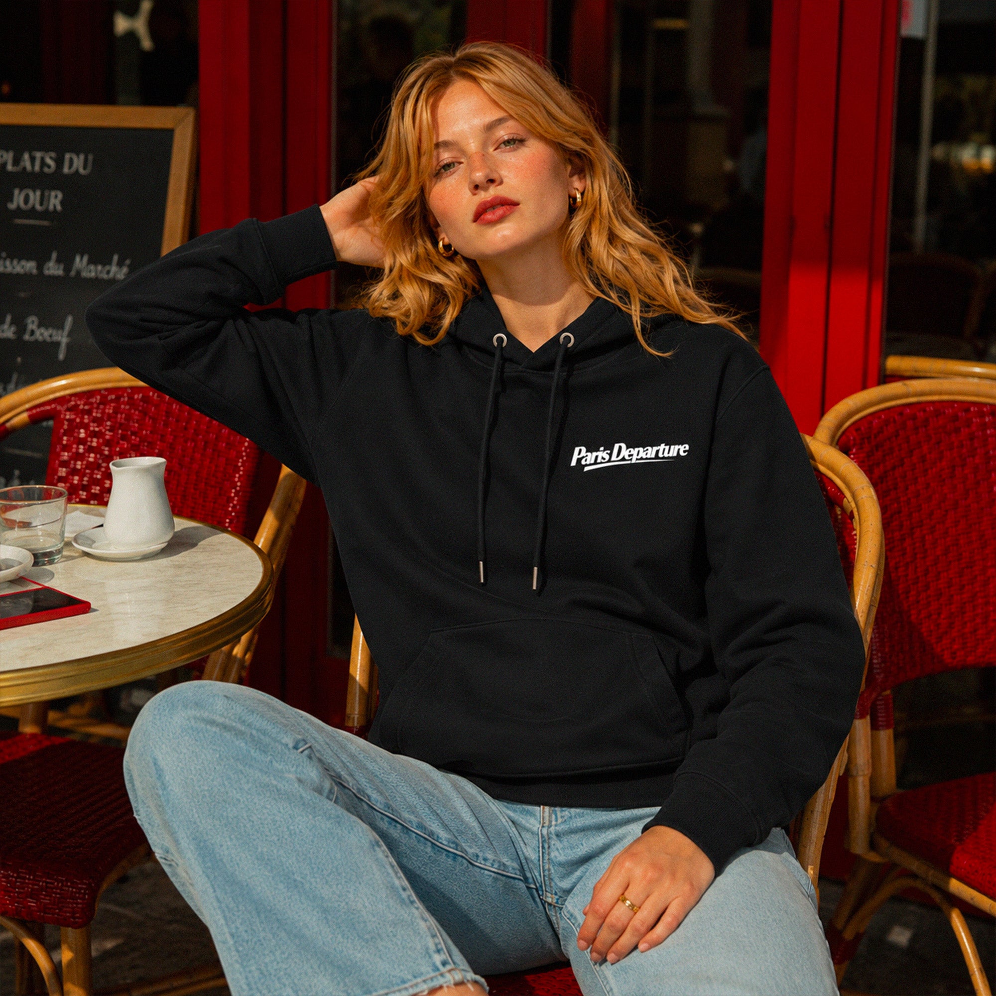Hoodie Paris Departure Beauséjour Orient Express, coloris noir profond, 100% coton biologique molleton brossé, imprimé Paris Departure côté cœur et marquage dos inspiré des compagnies de voyage anciennes, look complet.