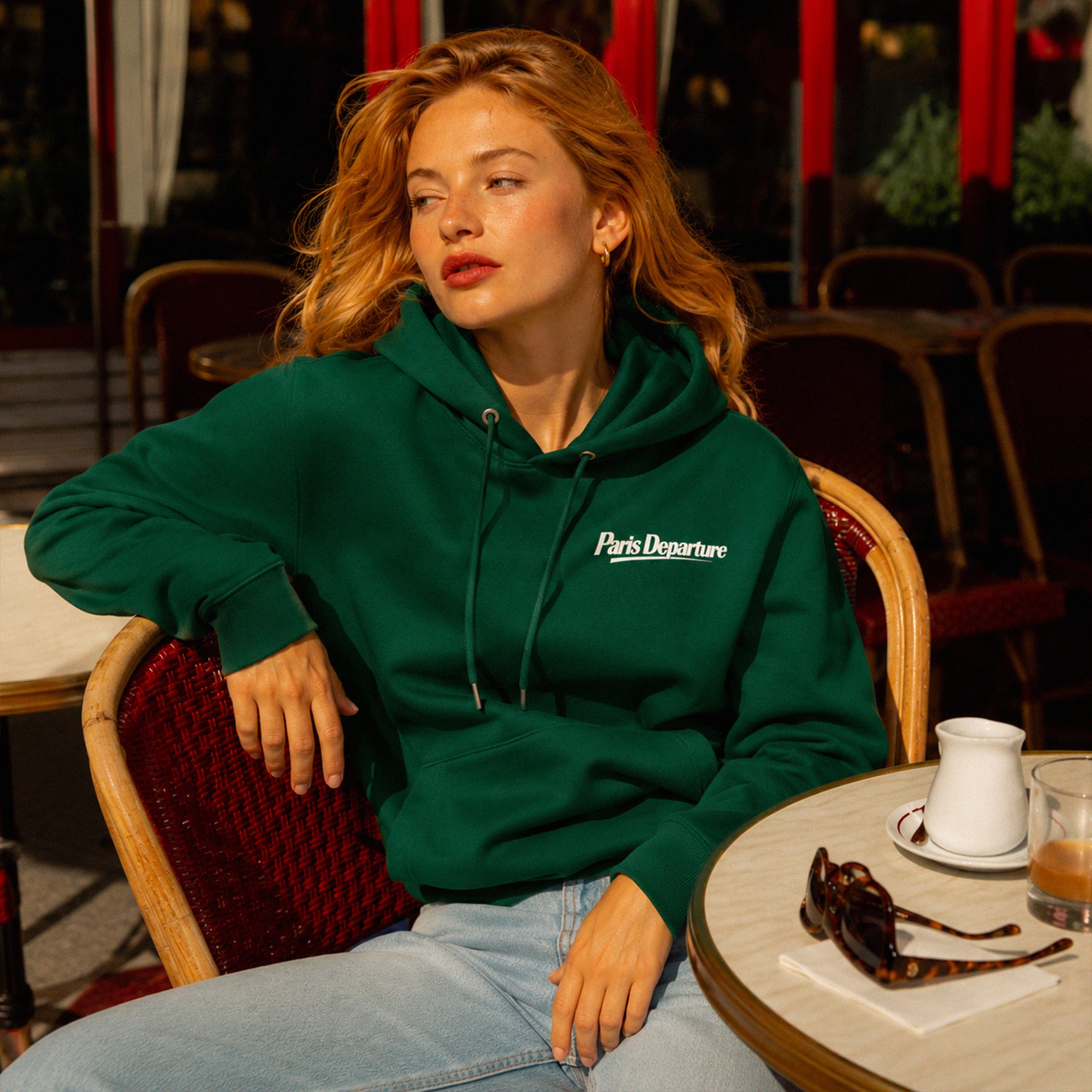 Hoodie Paris Departure Beauséjour Orient Express, coloris vert Glazed Green, 100% coton biologique molleton brossé, imprimé Paris Departure côté cœur et marquage dos inspiré des compagnies de voyage anciennes, détail de la capuche et du col.