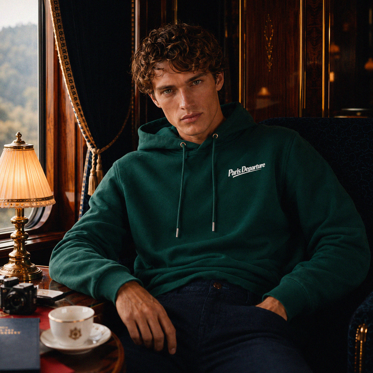 Hoodie Paris Departure Beauséjour Orient Express, coloris vert Glazed Green, 100% coton biologique molleton brossé, imprimé Paris Departure côté cœur et marquage dos inspiré des compagnies de voyage anciennes, vue de dos.