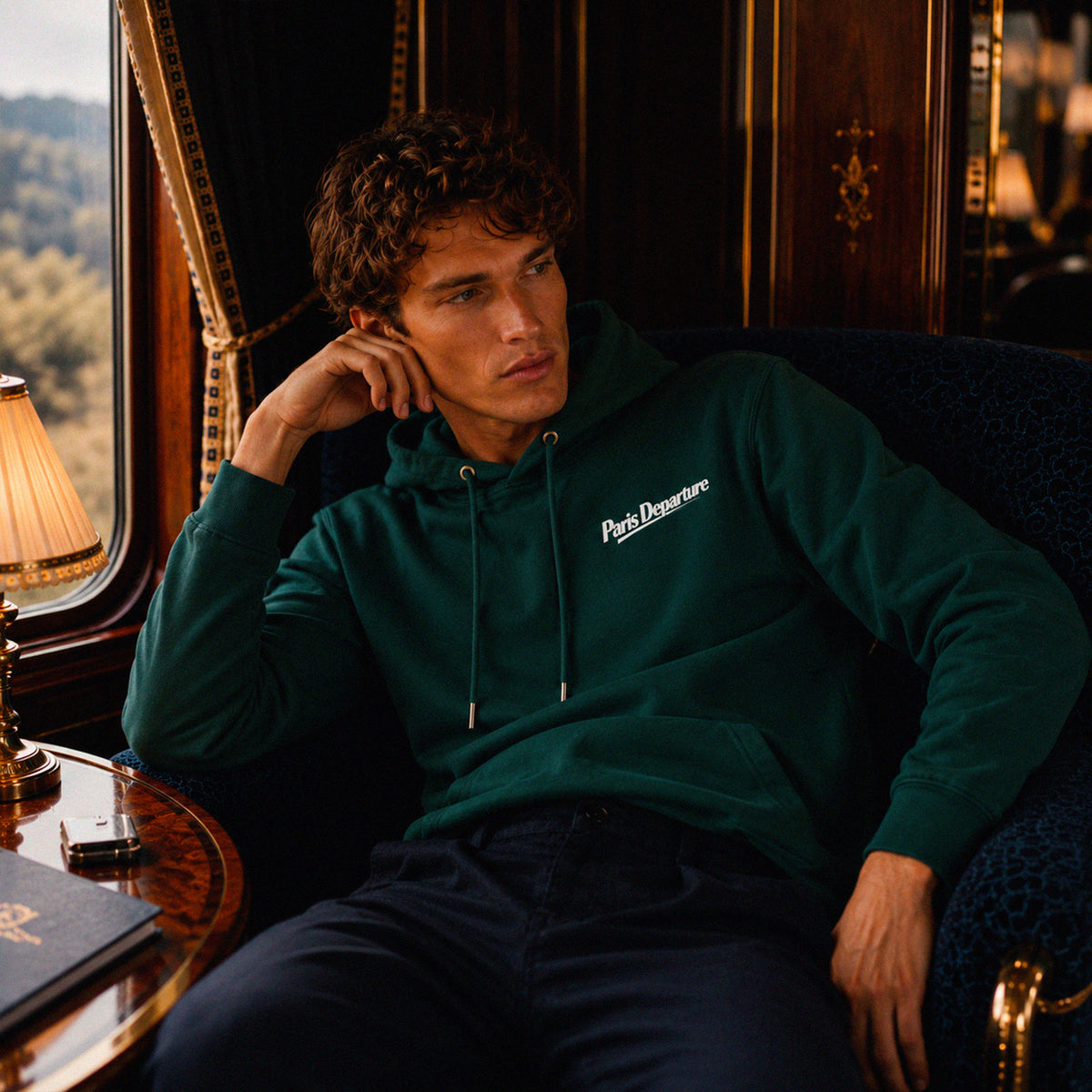 Hoodie Paris Departure Beauséjour Orient Express, coloris vert Glazed Green, 100% coton biologique molleton brossé, imprimé Paris Departure côté cœur et marquage dos inspiré des compagnies de voyage anciennes, vue de face.