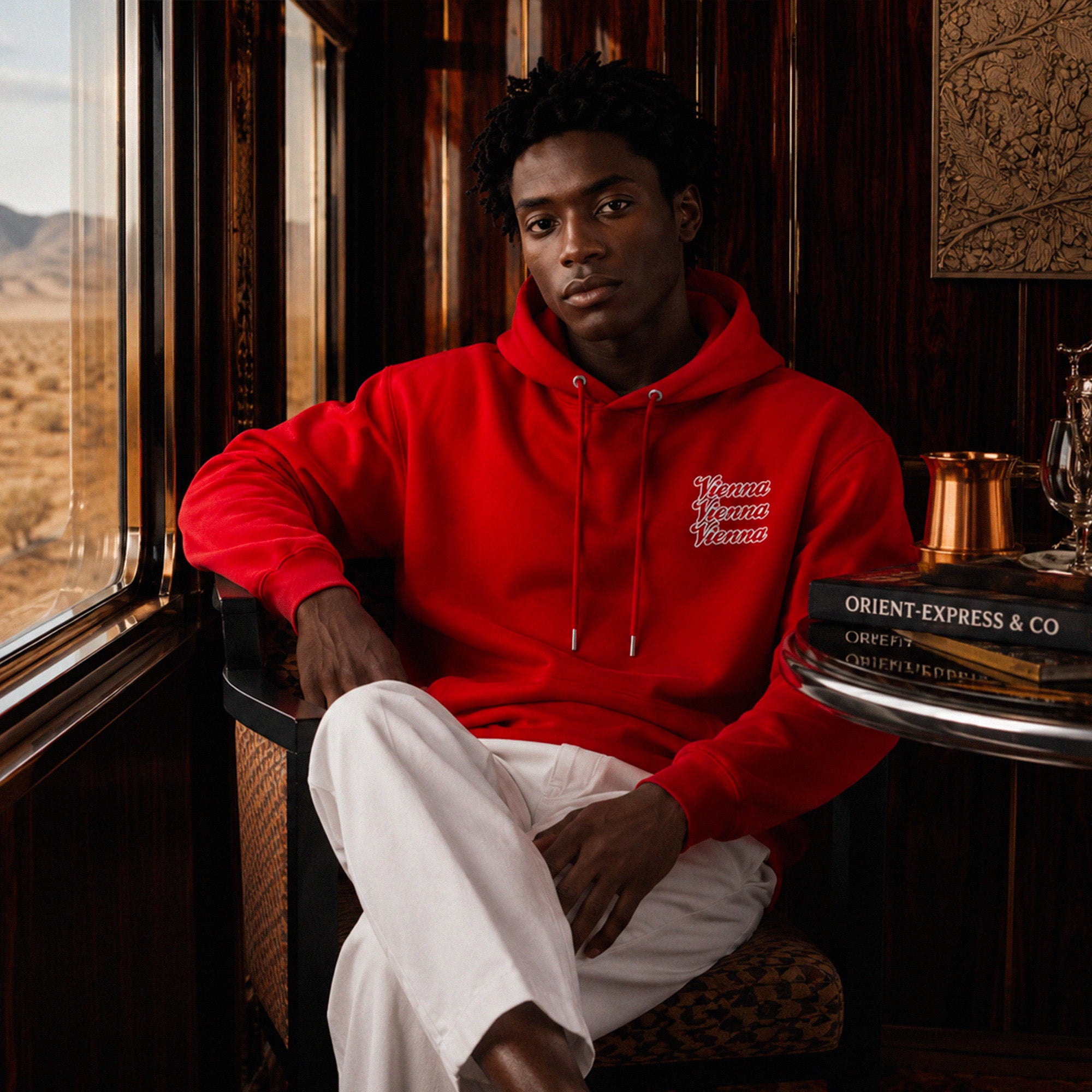 Hoodie Vienna Beauséjour Orient Express, coloris rouge intense, molleton premium doux, impression cœur signature "Vienna Vienna Vienna", capuche à cordons et poche kangourou, vue de face.