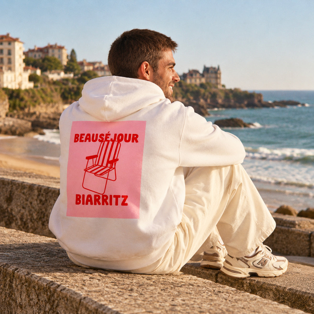 hoodie blanc beausejour biarritz homme au bord de la plage. vue de dos