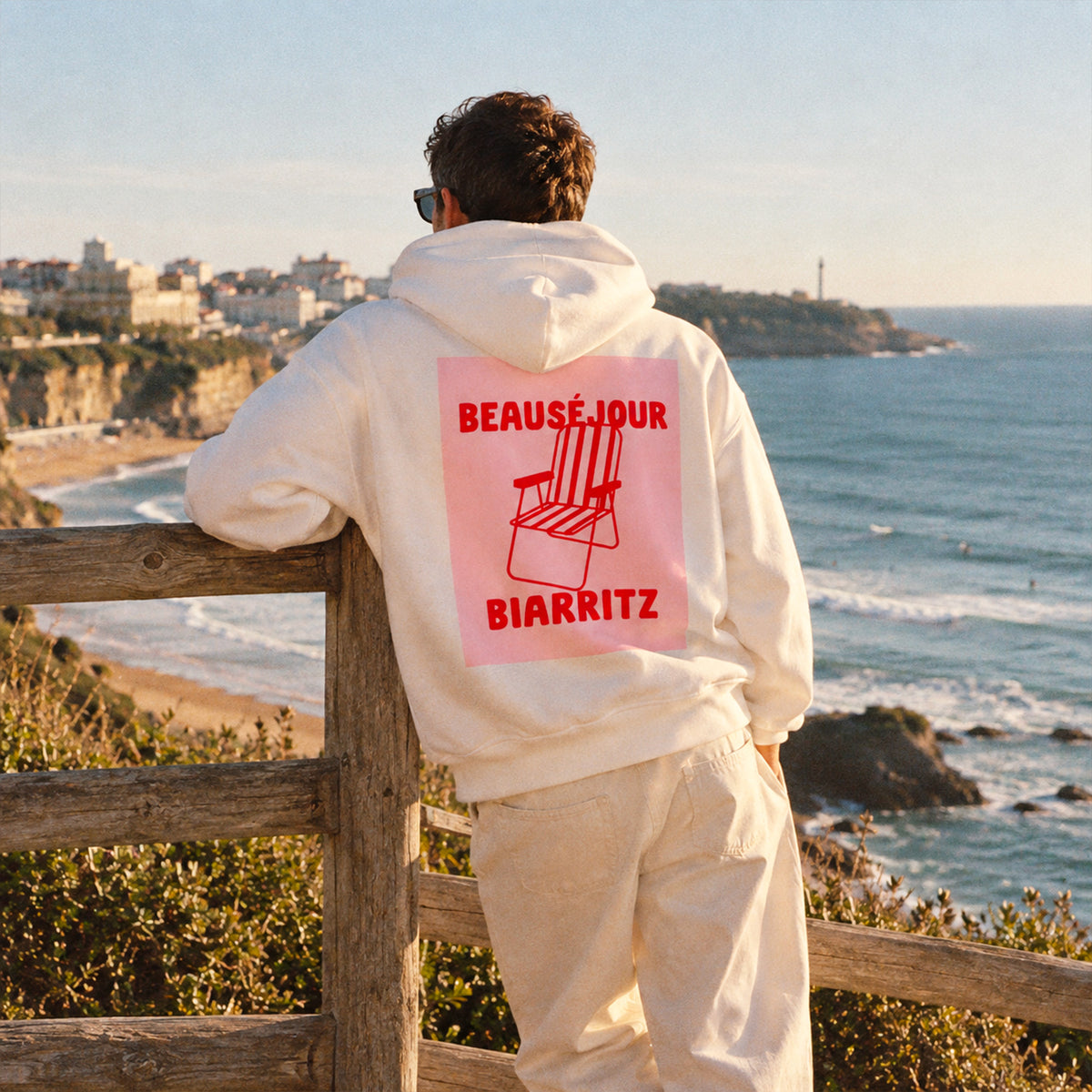 hoodie blanc beausejour biarritz homme au bord de la plage