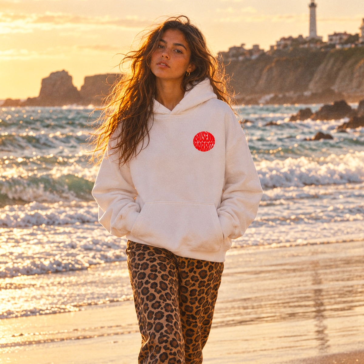 Hoodie Beauséjour Biarritz blanc, porté par une femme, vue 2.