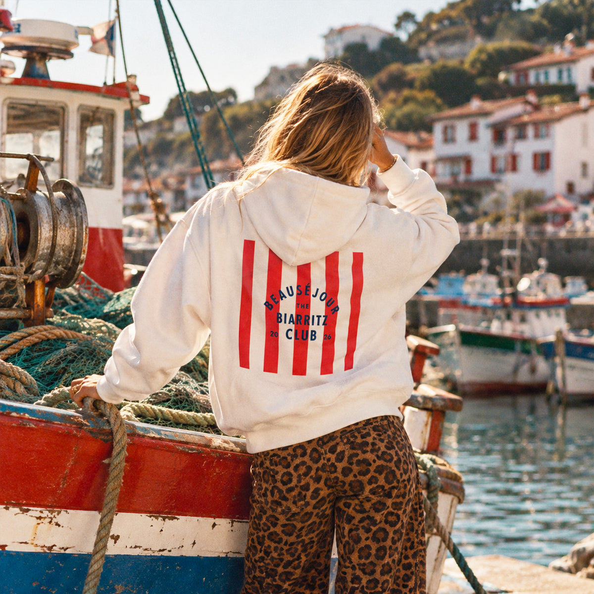 Hoodie Biarritz Club blanc, porté par une femme.