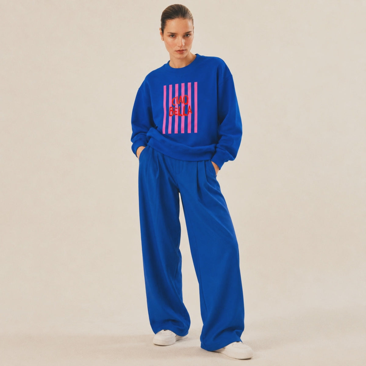 Film Sweatshirt bleu royal Ciao Bella Beauséjour pour femme, vue de face en coton biologique – Beauséjour France.