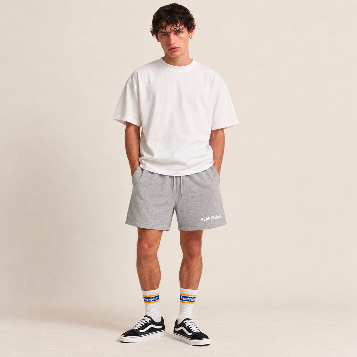 Short gris pour homme. 100% coton biologique. Short pour faire le sport. Short lifestyle. Vue de face.