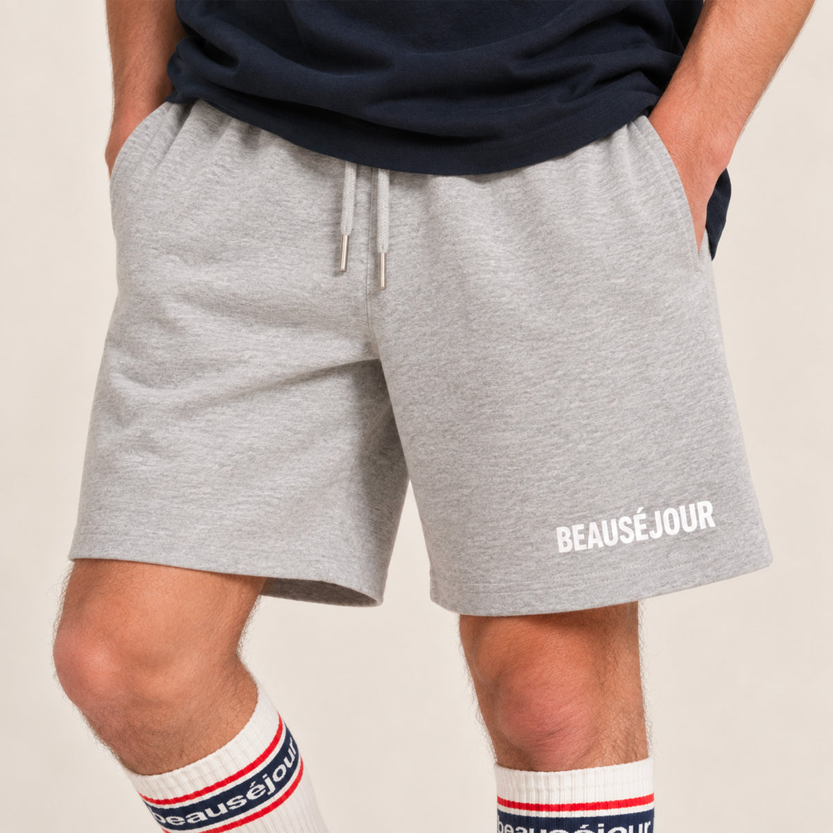 Short gris pour homme. 100% coton biologique. Short pour faire le sport. Short lifestyle. Vue de face. zoom produit.