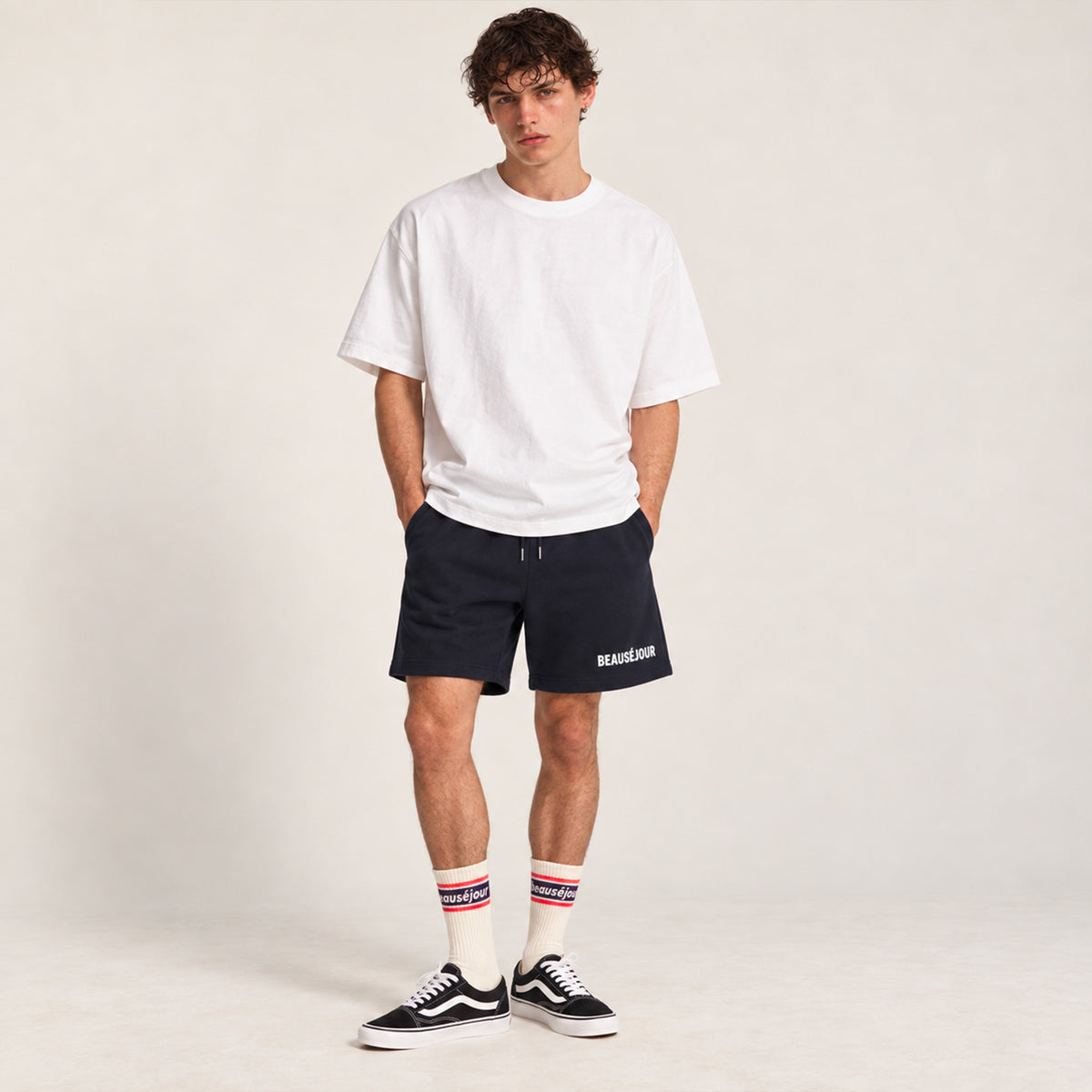 Short marine pour homme. 100% coton biologique. Short pour faire le sport. Short lifestyle. Vue de face.