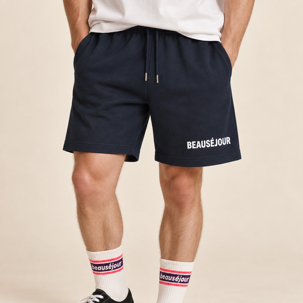 Short marine pour homme. 100% coton biologique. Short pour faire le sport. Short lifestyle. Vue de face. Zoom produit.