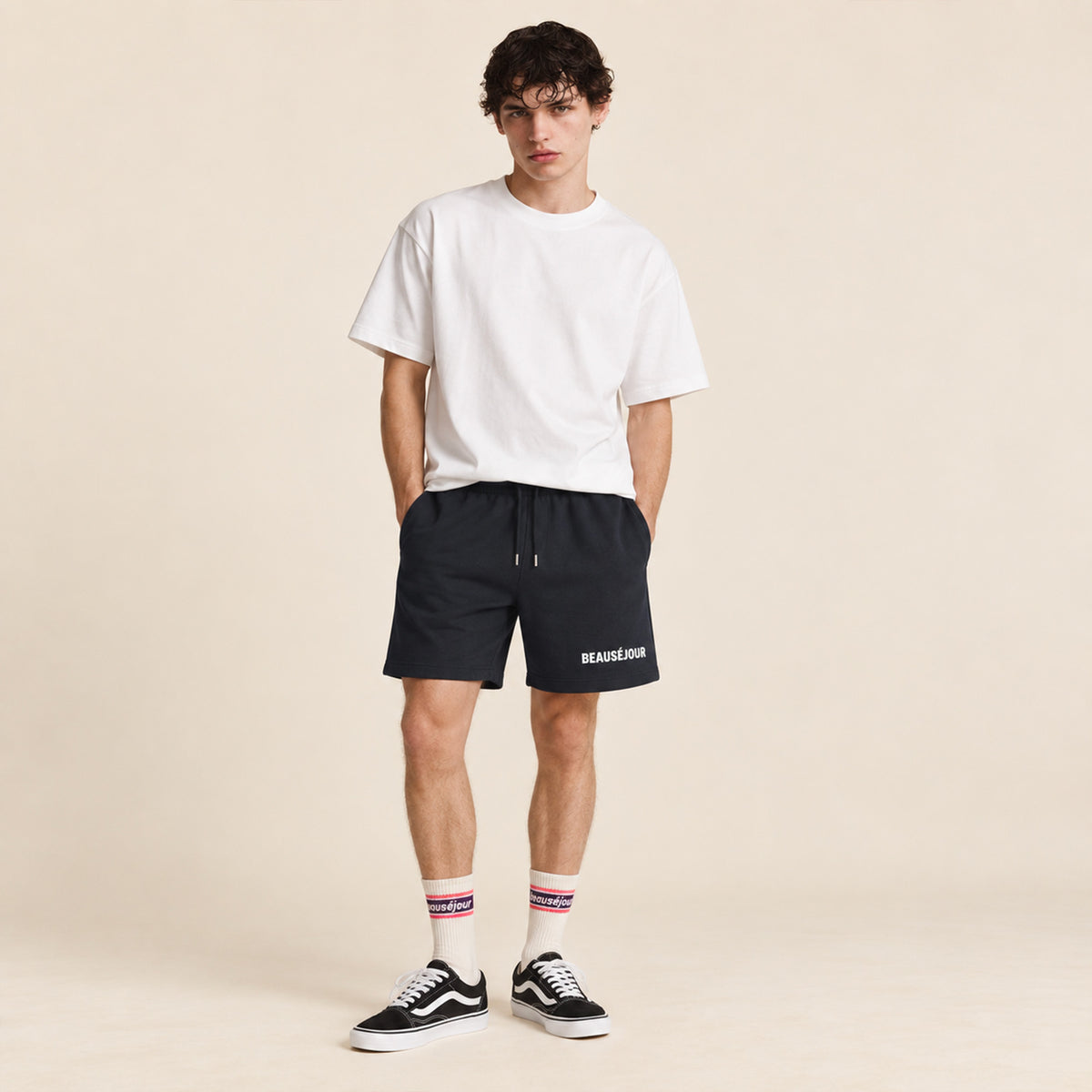 Short noir pour homme. 100% coton biologique. Short pour faire le sport. Short lifestyle. Vue de face.