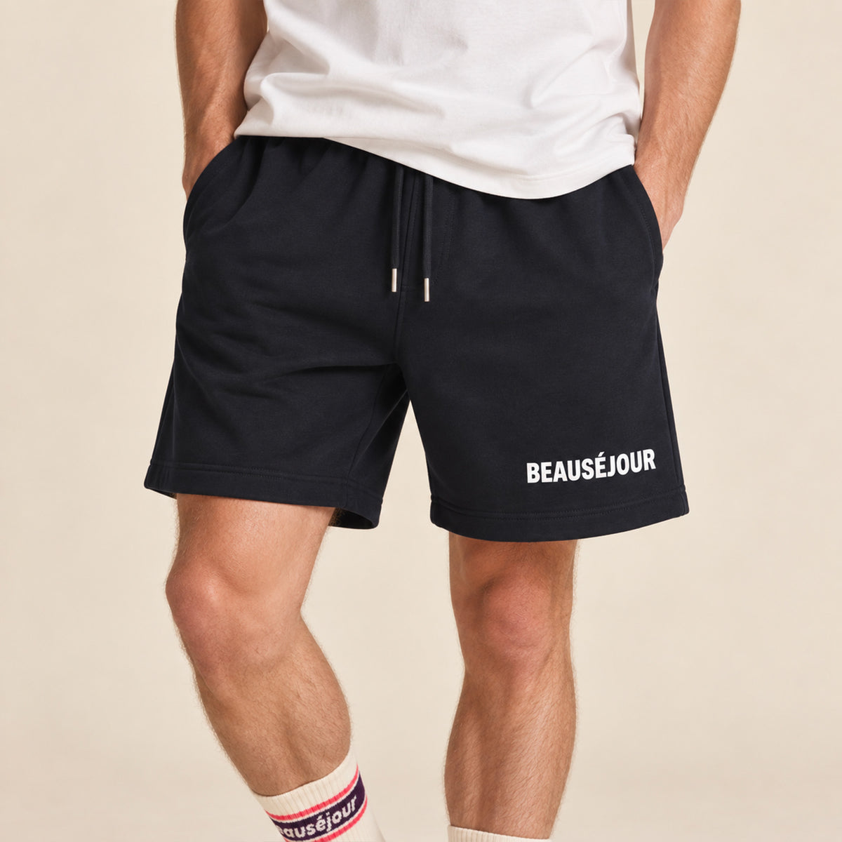 Short noir pour homme. 100% coton biologique. Short pour faire le sport. Short lifestyle. Vue de face. Zoom short.