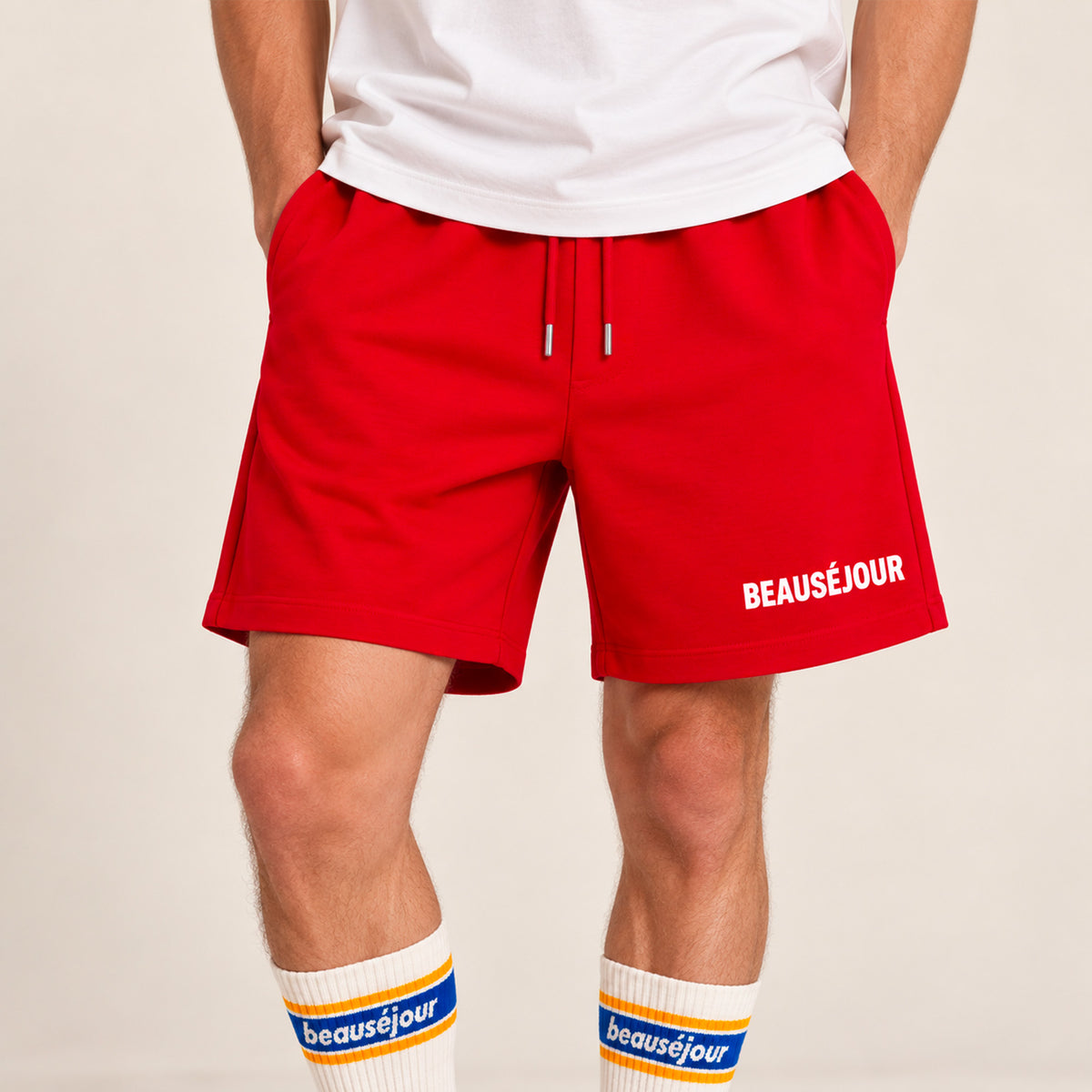 Short rouge pour homme. 100% coton biologique. Short pour faire le sport. Short lifestyle. Vue de face. Zoom produit.