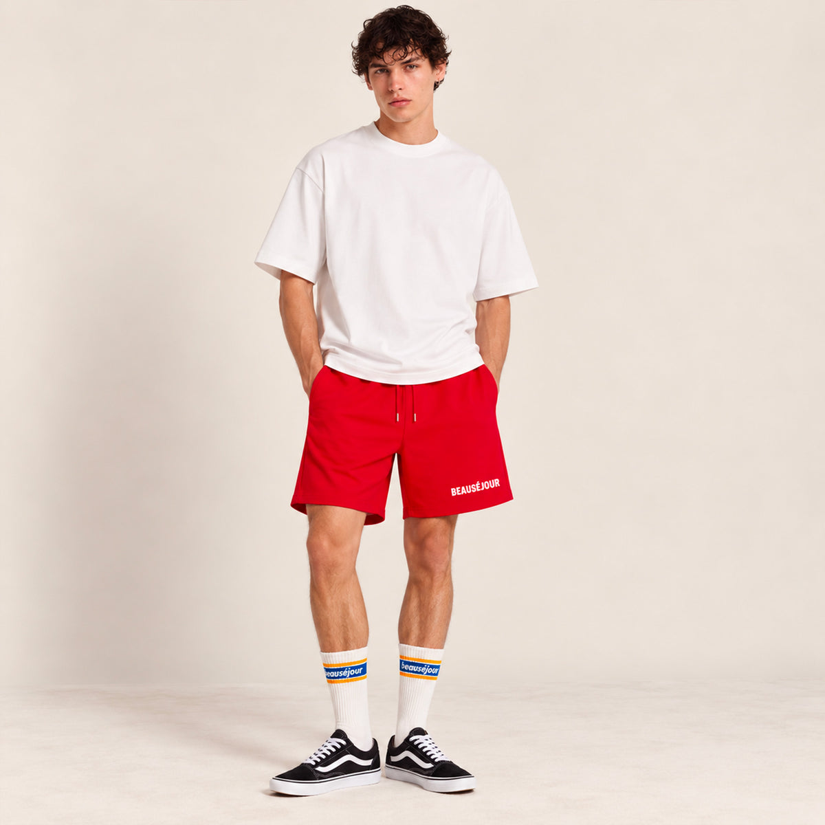 Short rouge pour homme. 100% coton biologique. Short pour faire le sport. Short lifestyle. Vue de face.
